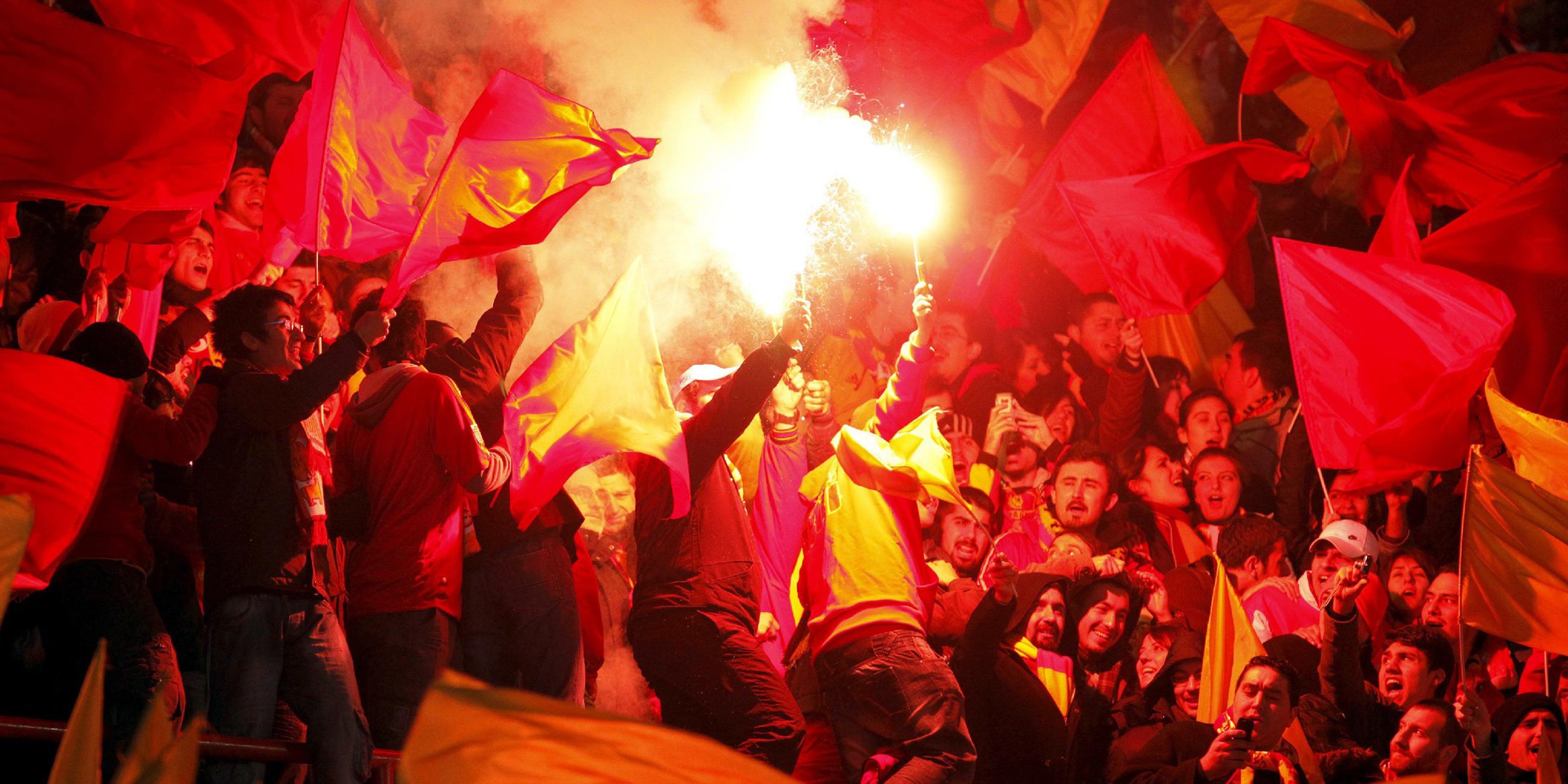 Galatasaray-Fans entzünden am 19.03.2009 Fackeln während des UEFA-Pokal-Rückspiels gegen Hamburg in Istanbul.