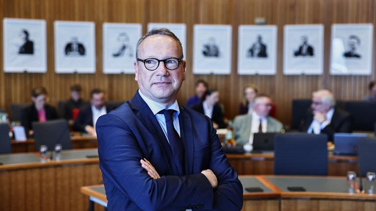 Benjamin Limbach (Grüne), Justizminister in Nordrhein-Westfalen, steht vor seiner Zeugenaussage im Untersuchungsausschuss des Landtags von Nordrhein-Westfalen.