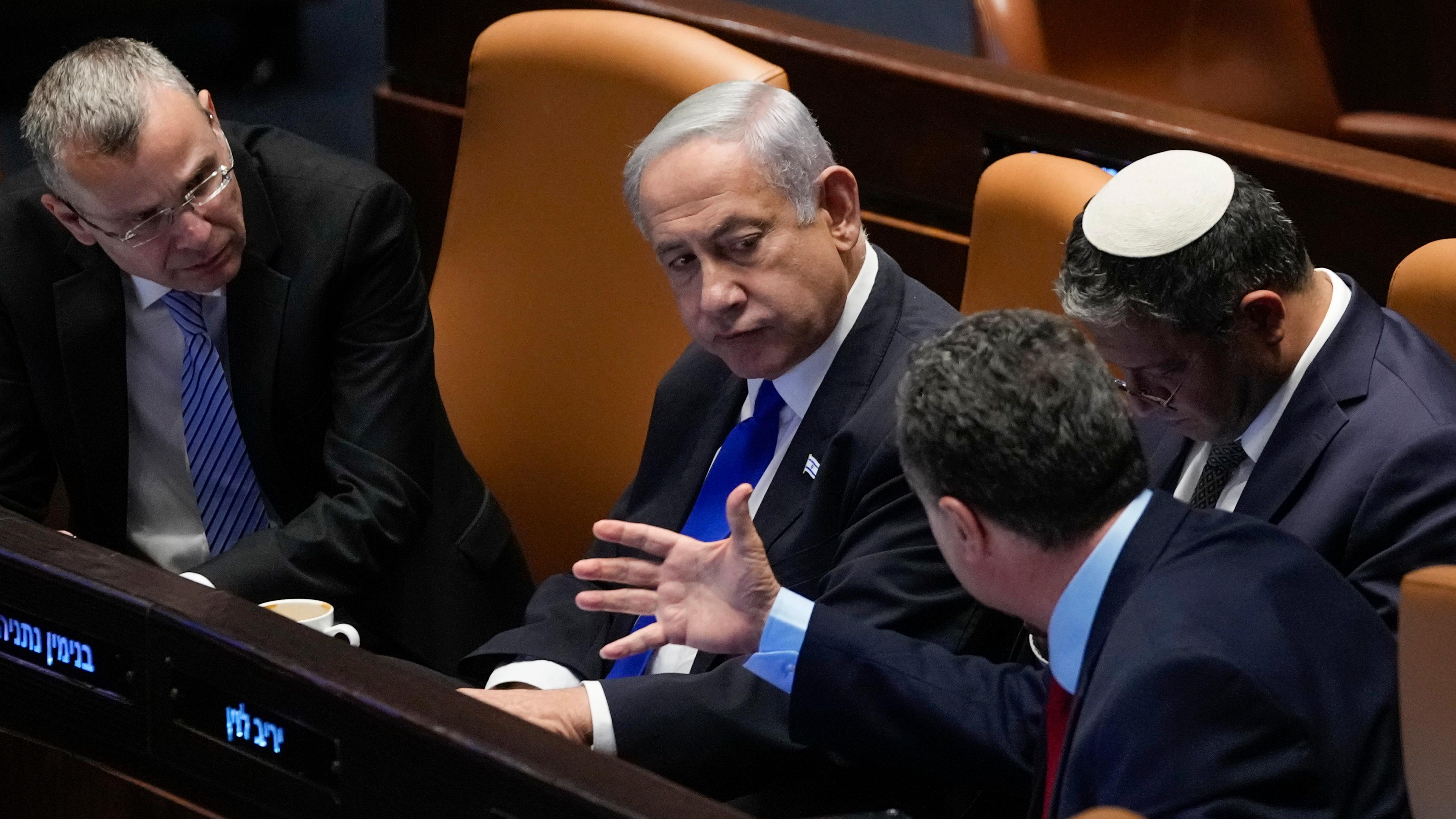 Benjamin Netanjahu (2.v.l), Ministerpräsident von Israel