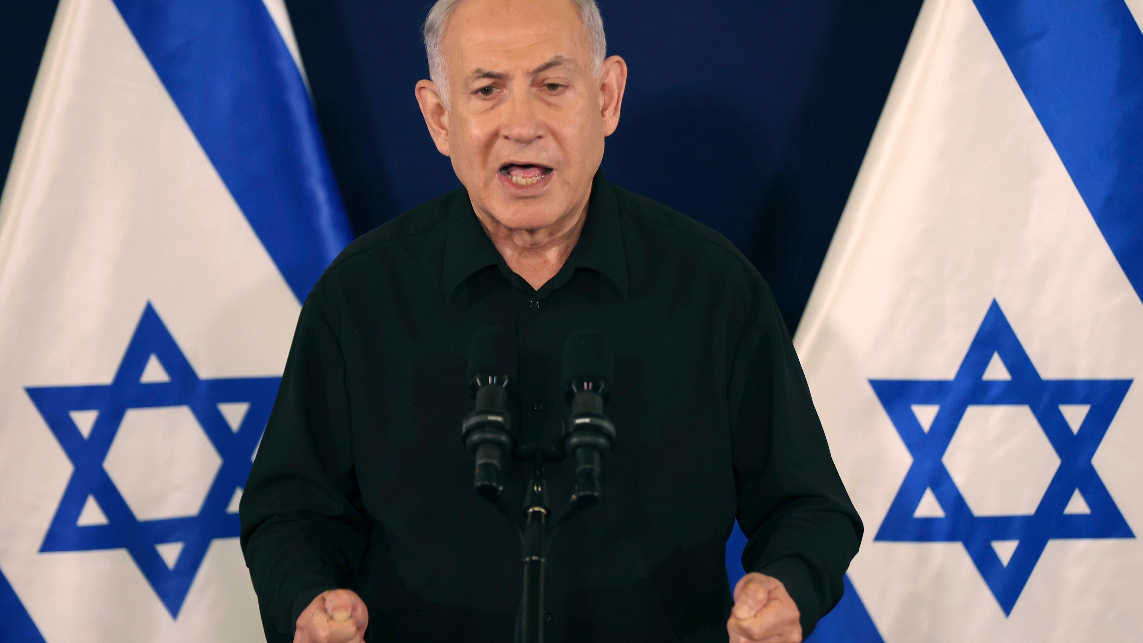 Israel, Tel Aviv: Benjamin Netanjahu, Ministerpräsident von Israel, spricht während einer Pressekonferenz in der Militärbasis Kirya.