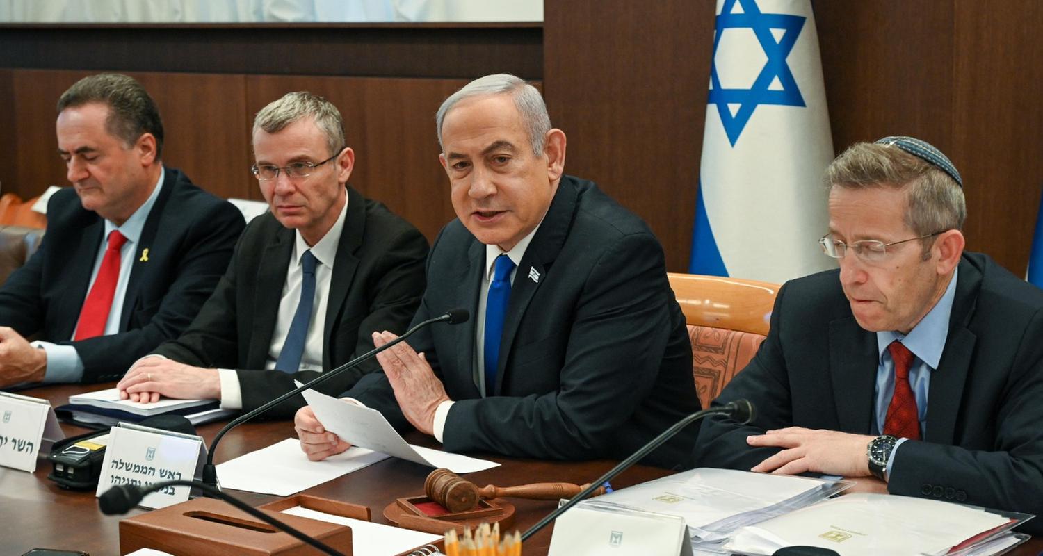 Israel, Jerusalem: Benjamin Netanjahu (2.v.r), Ministerpräsident von Israel, spricht während der Regierungssitzung.