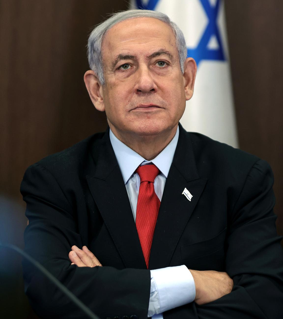 Benjamin Netanjahu mit verschränkten Armen (2023)