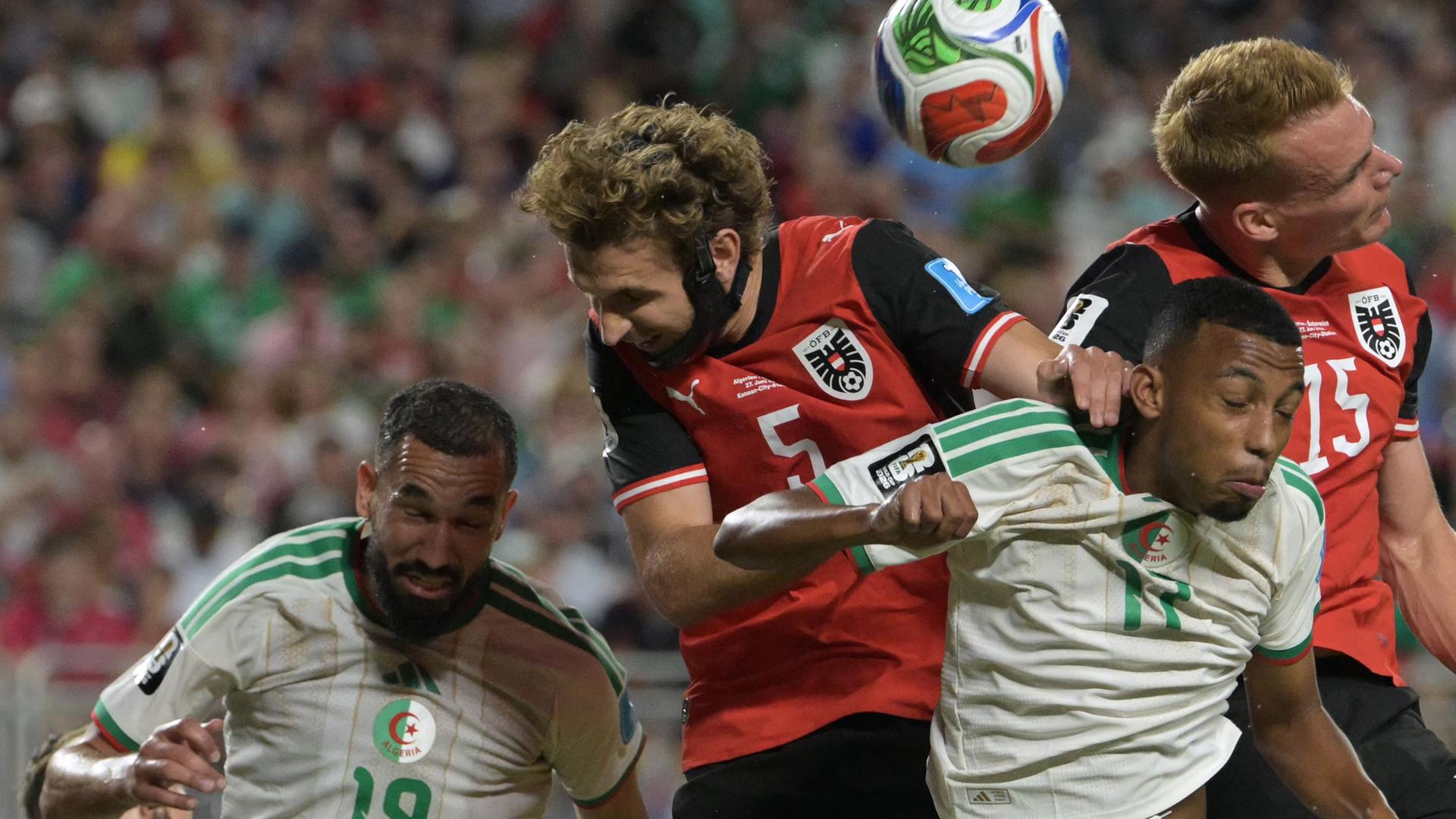 In der WM-Partie zwischen Algerien und Österreich kämpfen nach einer Ecke die österreichischen Nationalspieler Stefan Posch und Philipp Lienhart gegen ihre algerischen Kontrahenten um den Ball