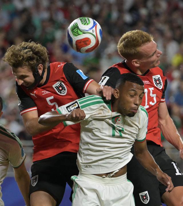 In der WM-Partie zwischen Algerien und Österreich kämpfen nach einer Ecke die österreichischen Nationalspieler Stefan Posch und Philipp Lienhart gegen ihre algerischen Kontrahenten um den Ball