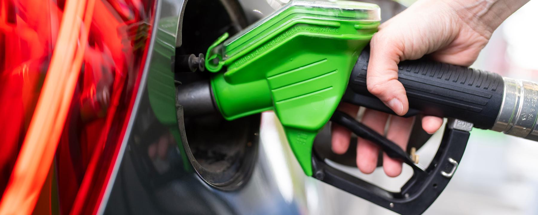 Archiv: Zapfsäule an einer Tankstelle am 06.09.2020 in München