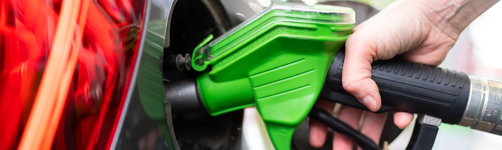 Archiv: Zapfsäule an einer Tankstelle am 06.09.2020 in München