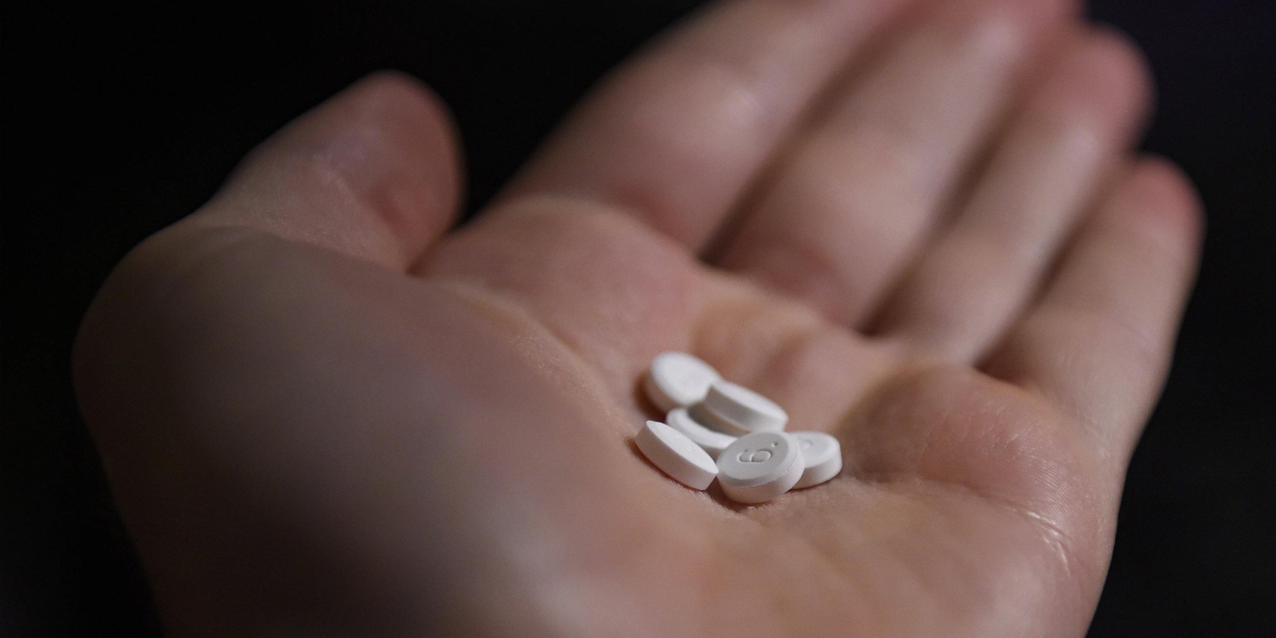 Eine Hand voller Tabletten