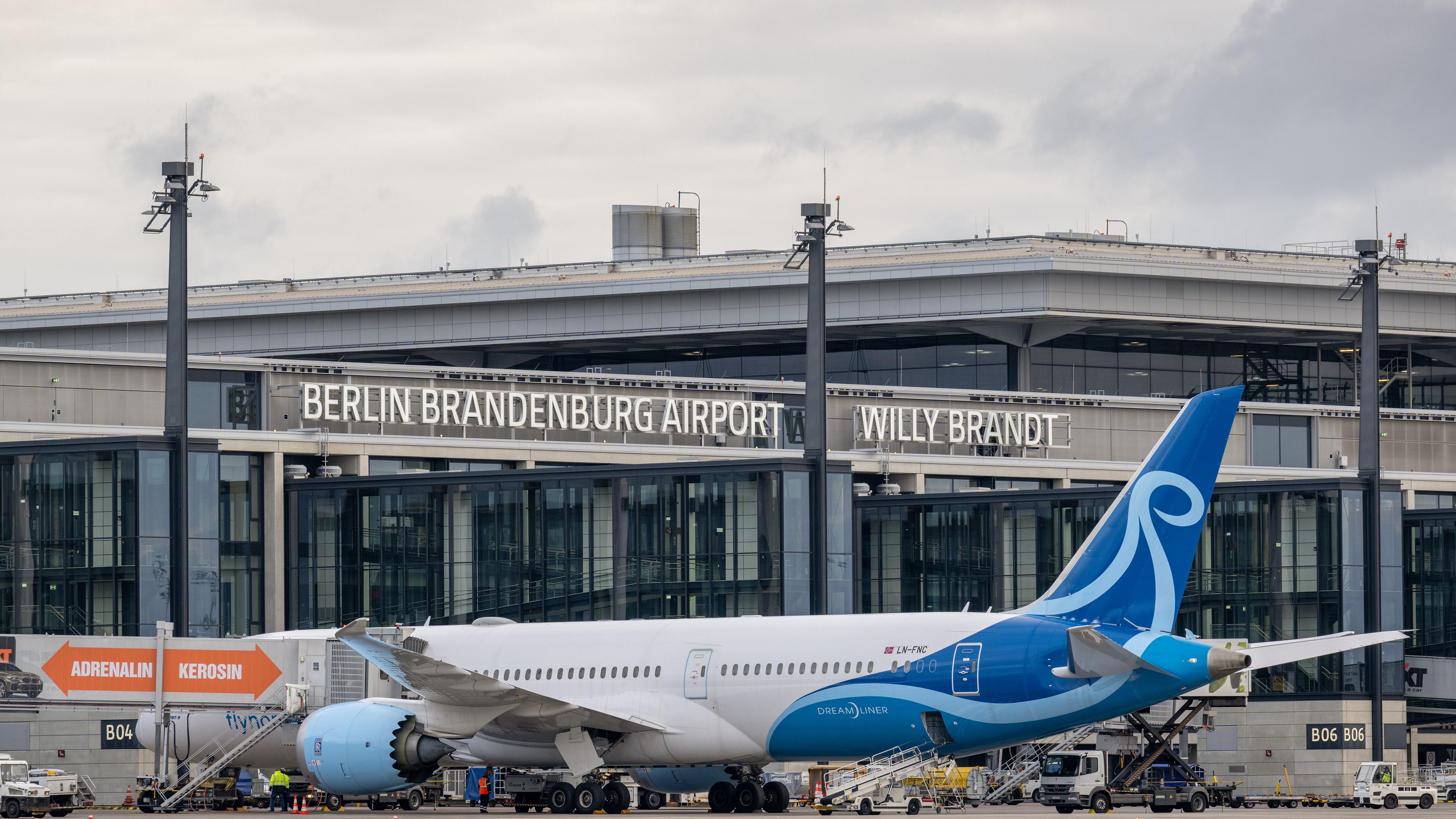 Berlin: EIn Flugzeug der Linie "NORSE Atlantic Airways" am Terminal vom BER.