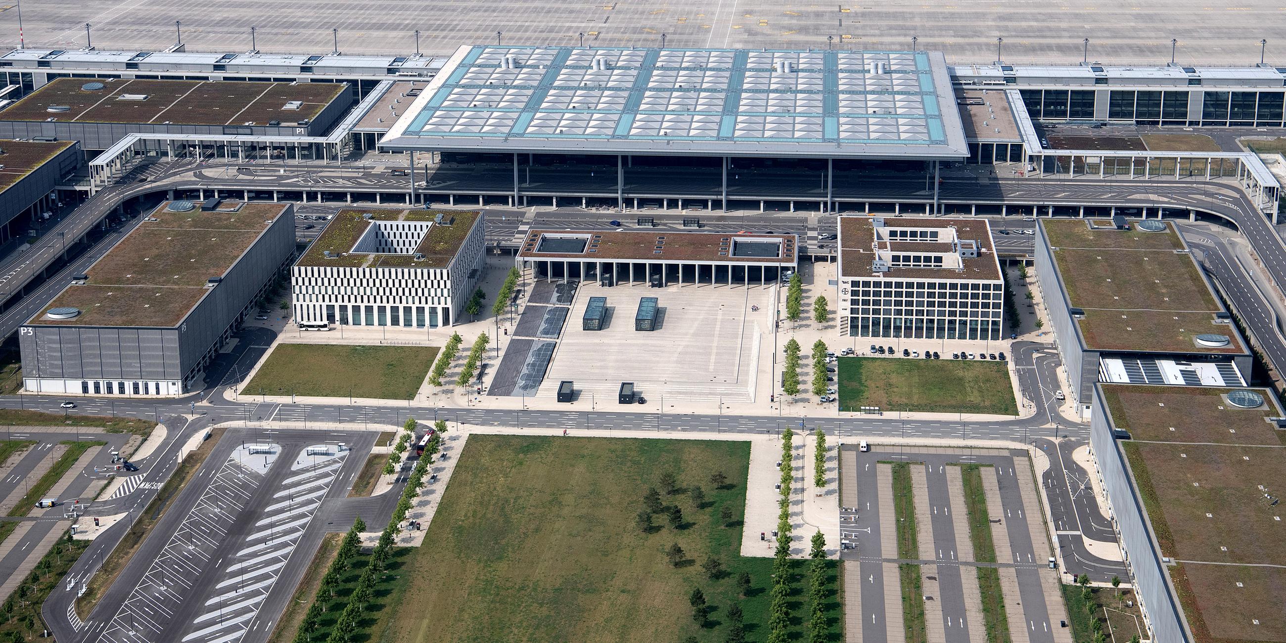 Archiv: Das Hauptterminal des Hauptstadtflughafens BER in Schönefeld.