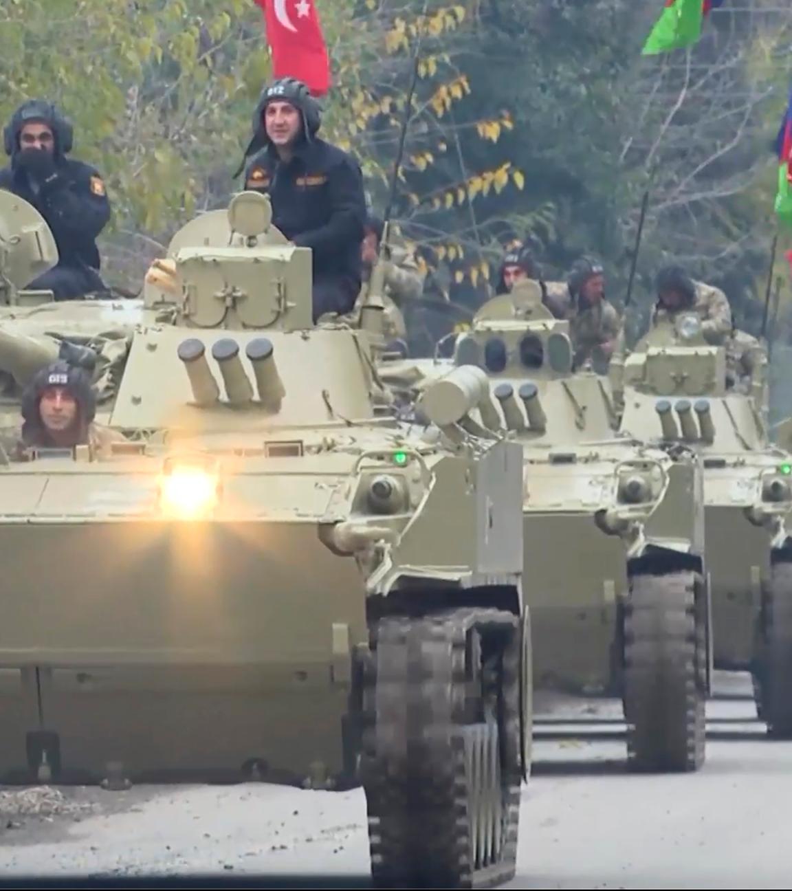 Berg-Karabach, Aghdam: In diesem Ausschnitt aus einem Video fahren Panzer der aserbaidschanischen Streitkräfte. Archivbild