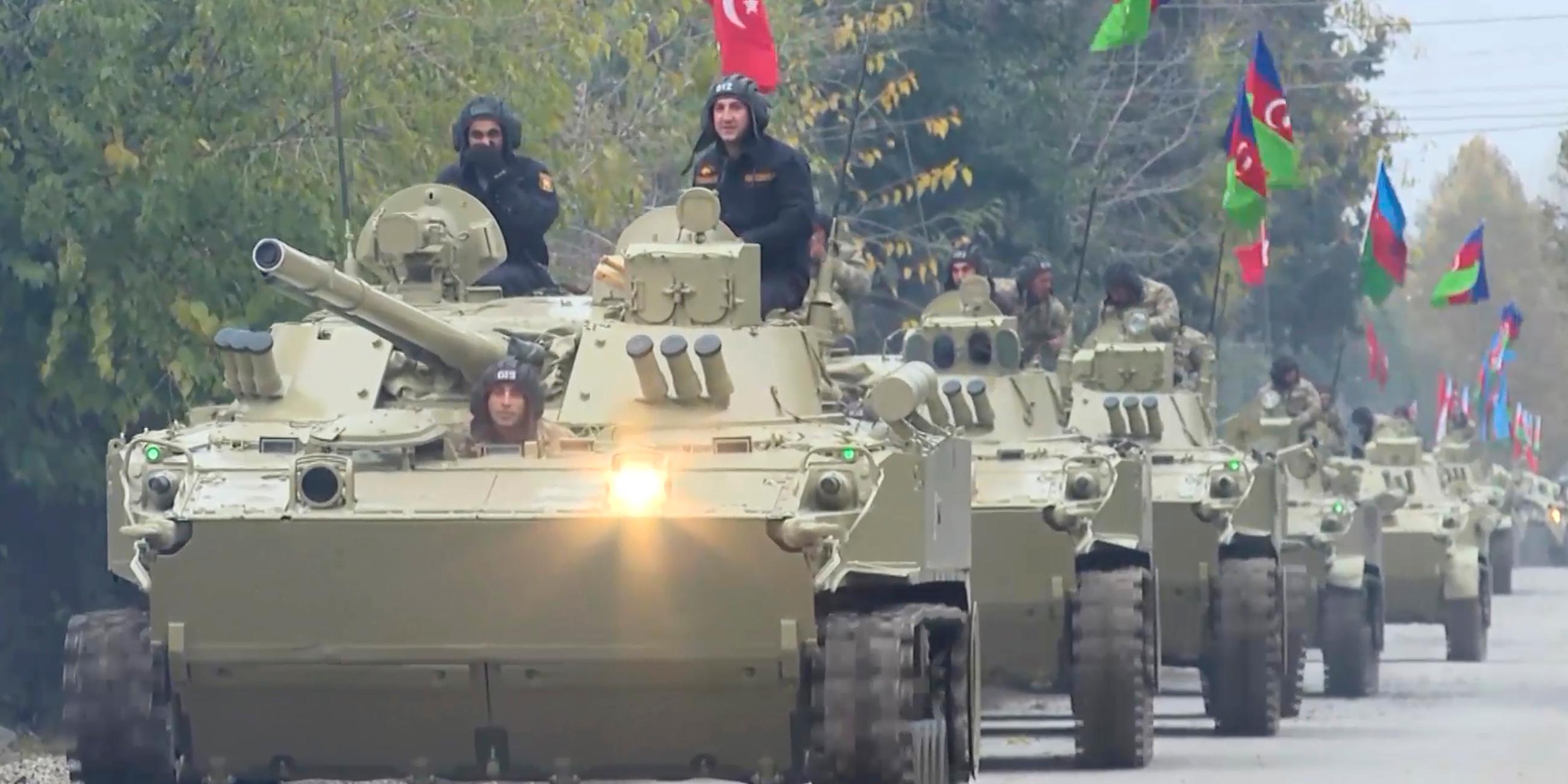 Berg-Karabach, Aghdam: In diesem Ausschnitt aus einem Video fahren Panzer der aserbaidschanischen Streitkräfte. Archivbild