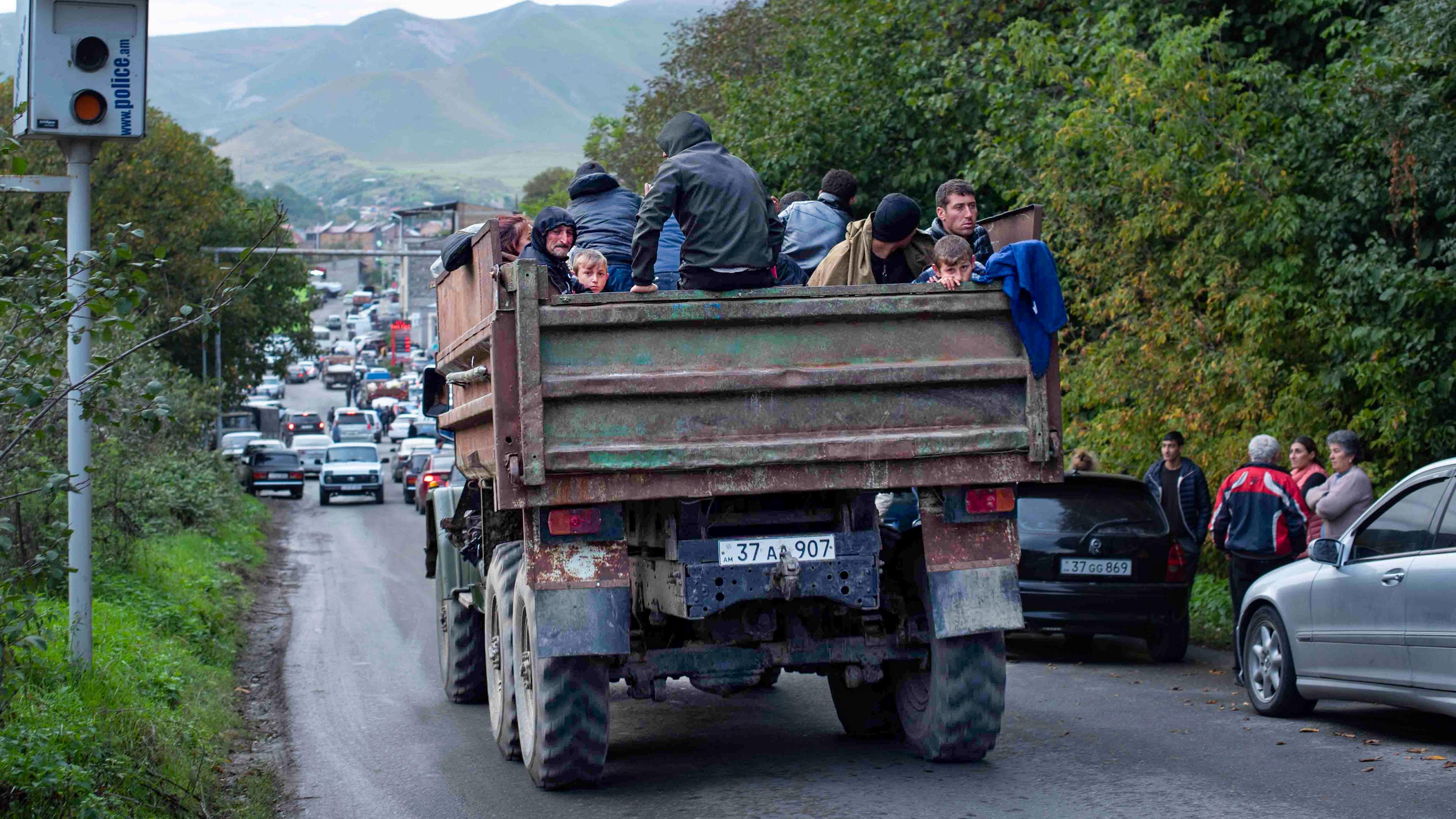 Armenier aus Berg-Karabach sitzen in einem Lastwagen.