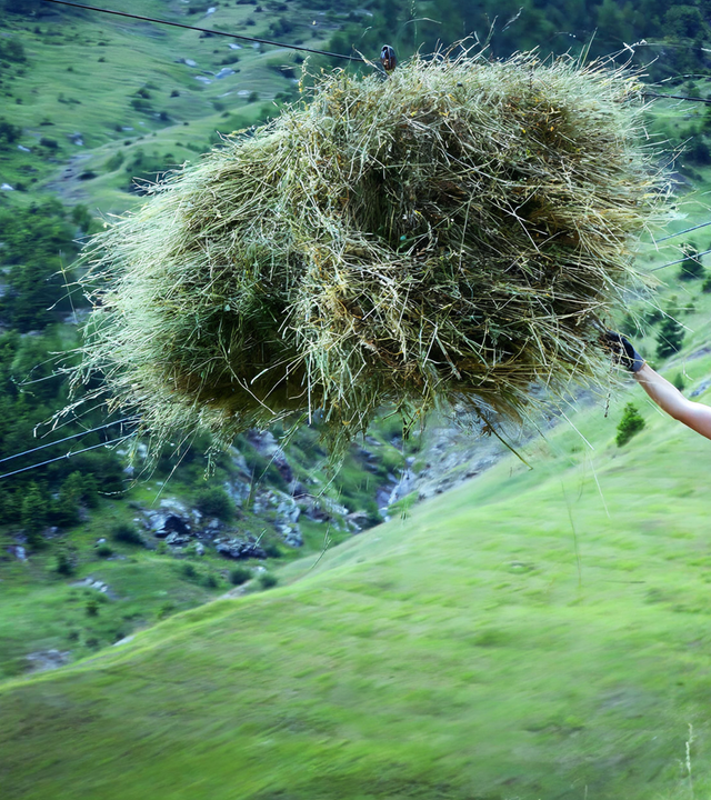 Eine Frau in den Bergen