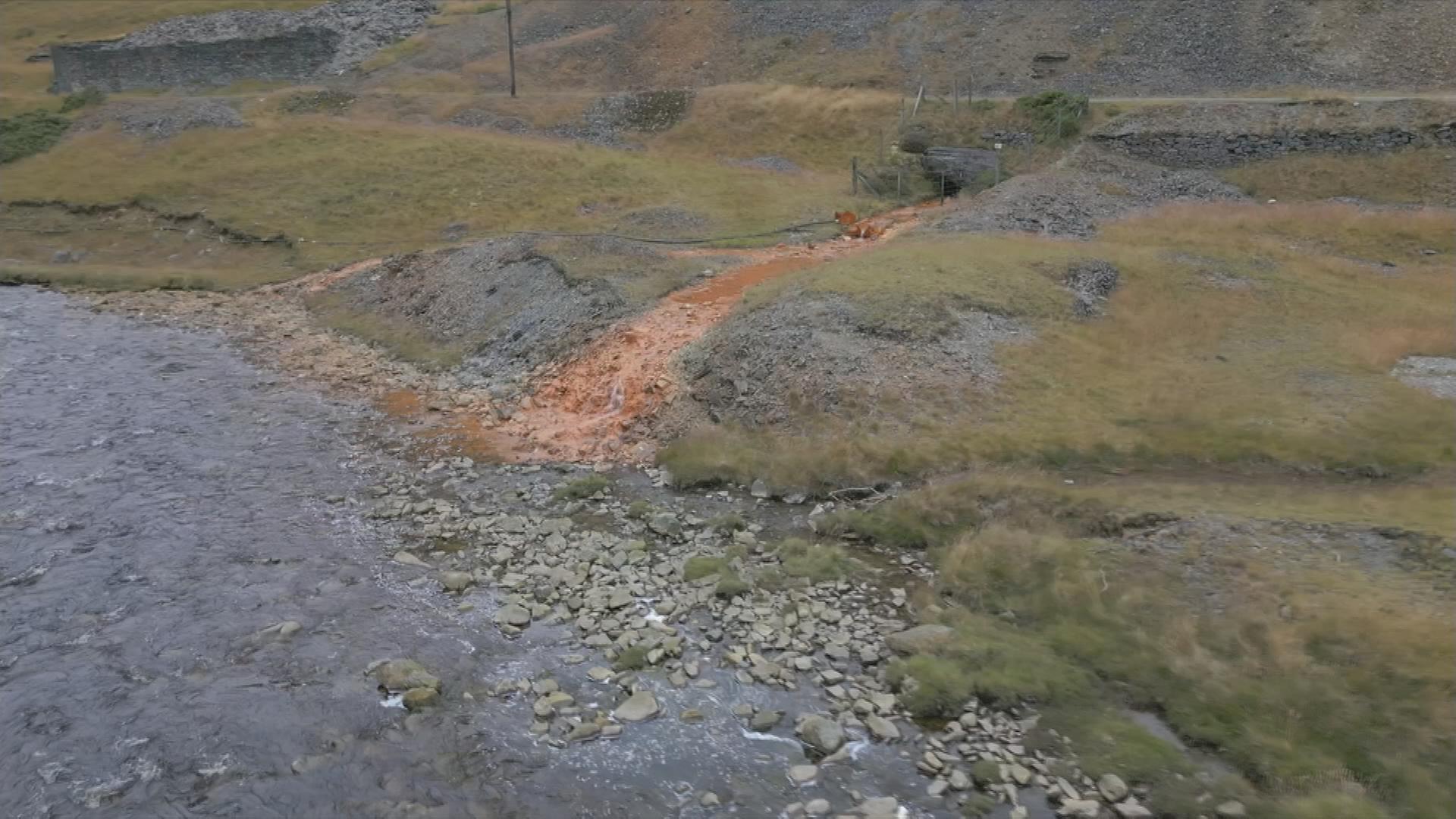 Fluss, in den bleihaltiges Wasser aus einem ehemaligen Bergwerk in Wales fließt