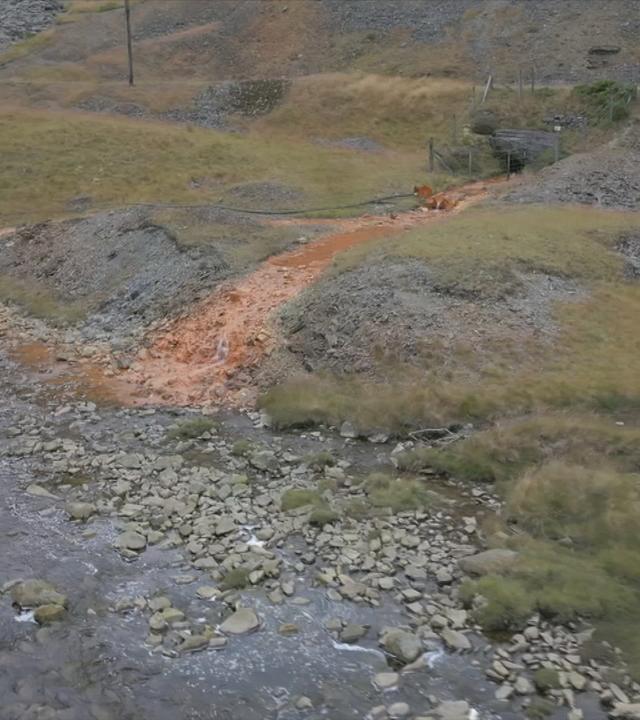 Fluss, in den bleihaltiges Wasser aus einem ehemaligen Bergwerk in Wales fließt