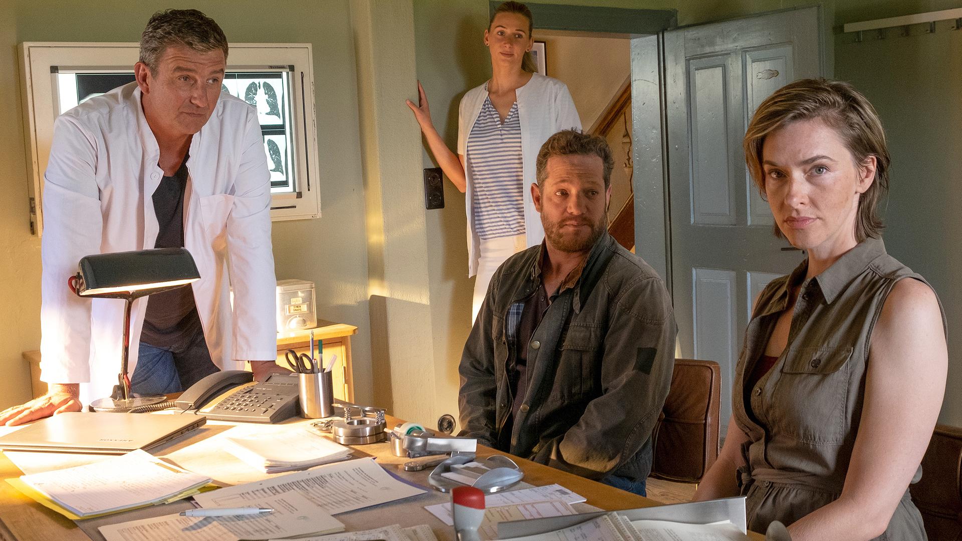 Nicht nur Dr. Gruber (Hans Sigl, l.) und Linn (Andrea Gerhard, 2. v. l.), auch Nicole Nadler (Kim Riedle, r.) ist froh, dass ihr Lebensgefährte Andreas Kloser (Aurel Manthei, 2. v. r.) endlich eingesehen hat, dass er Hilfe braucht.