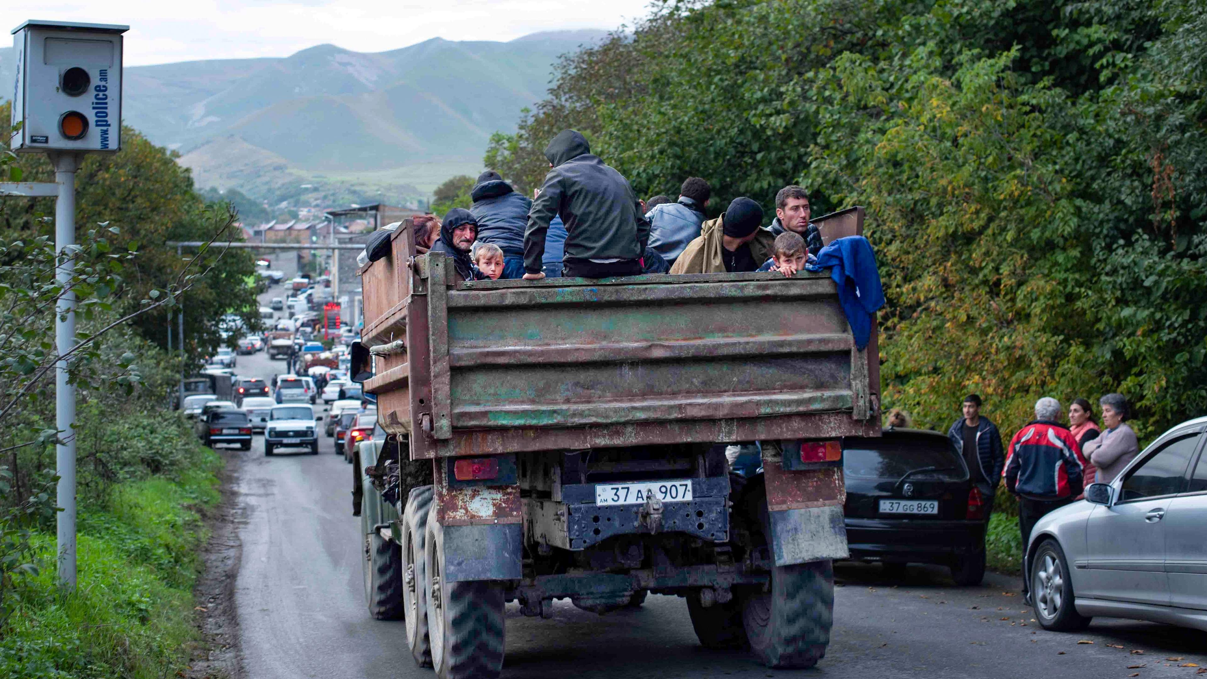 Konflikt in Berg-Karabach - Ethnische Armenier aus Berg-Karabach sitzen in einem Lastwagen auf dem Weg nach Goris