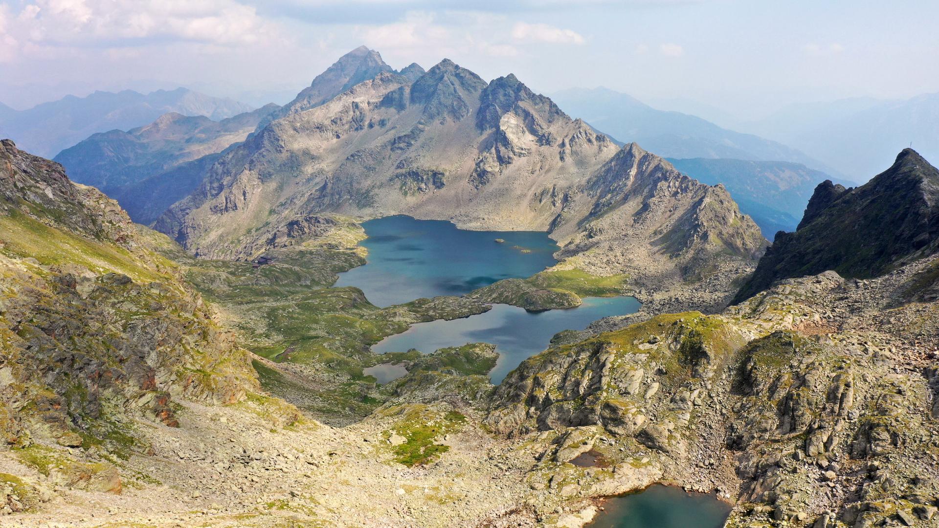 Blick auf ein Gebirge mit einem See