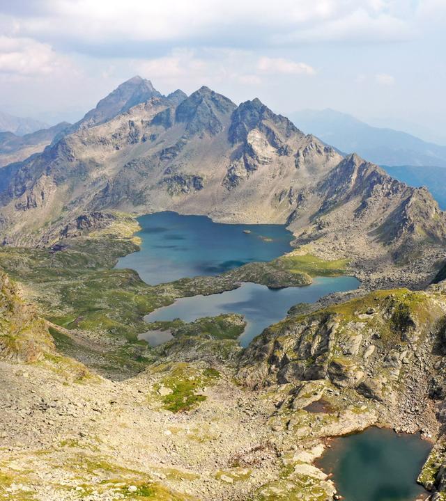 Blick auf ein Gebirge mit einem See