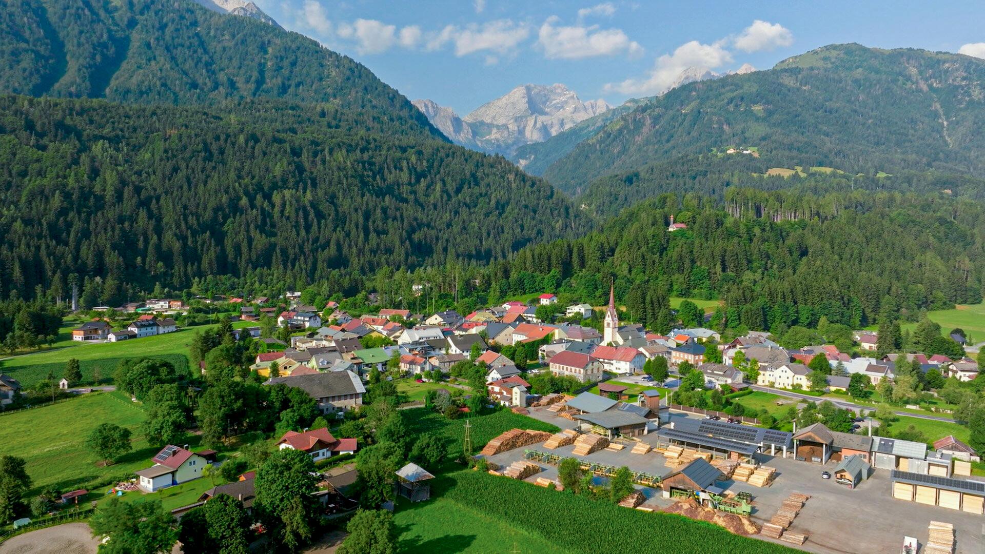 Bergdorf aus der Vogelperspektive