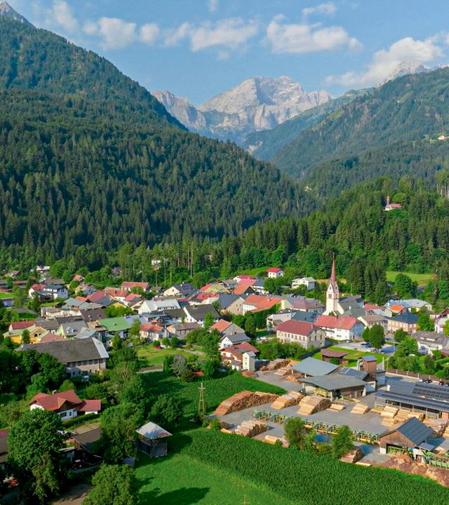 Bergdorf aus der Vogelperspektive