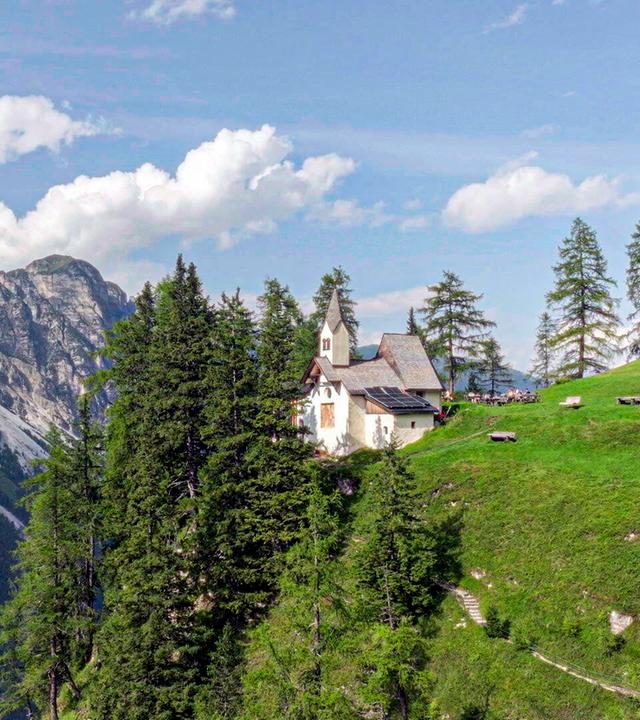 Eine Kapelle am Rande eines Berges