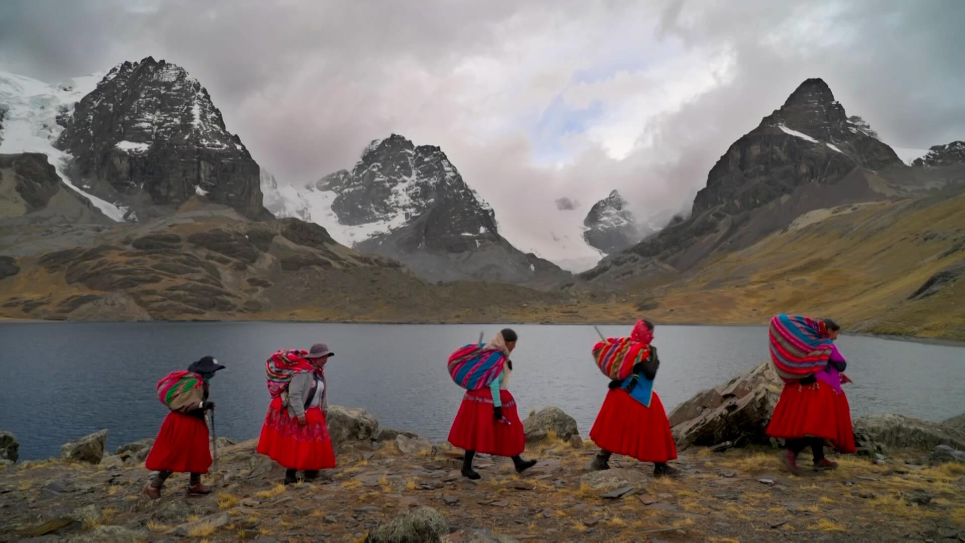In den Anden besteigen 14 indigene Frauen die Berge. Eine kleine Revolution, denn Bergsteigen war in Bolivien stets reine Männersache.