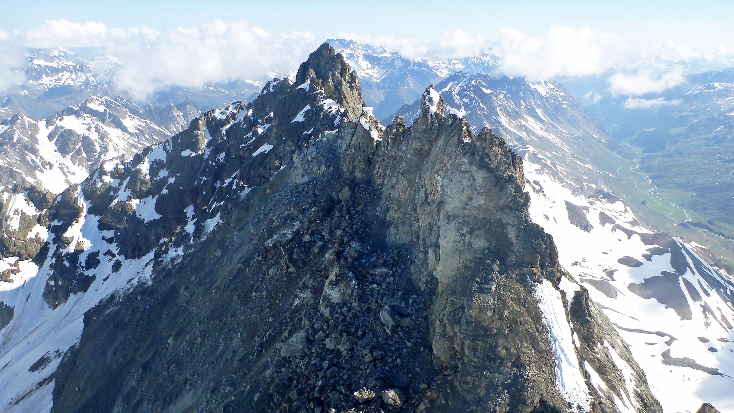 Tiroler Alpen im Bereich des Fluchthorns, nachdem sich Gesteinsmassen gelöst und bergab gerutscht sind, aufgenommen am 12.06.2023