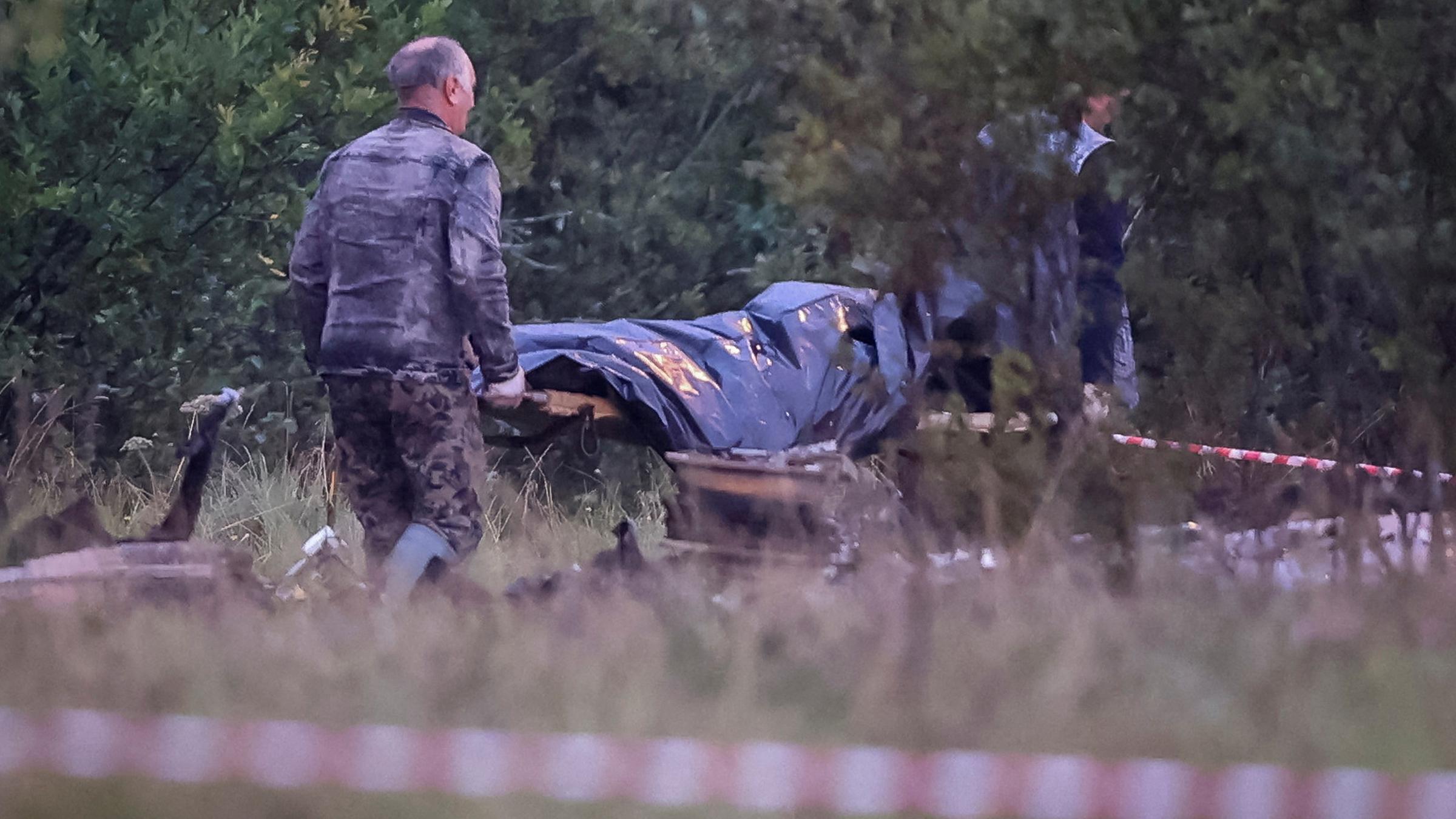 Notfallspezialisten tragen einen Leichensack in der Nähe der Trümmer des Privatjets des Wagner-Söldnerchefs Jewgeni Prigoschin an der Absturzstelle in der Region Twer, Russland