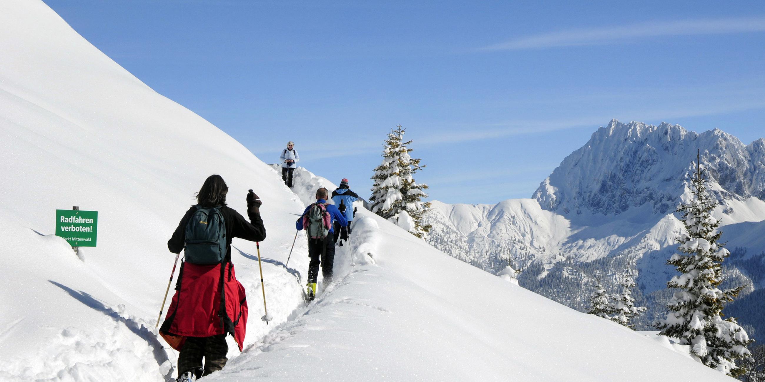 Bergwanderer in den verschneiten Alpen