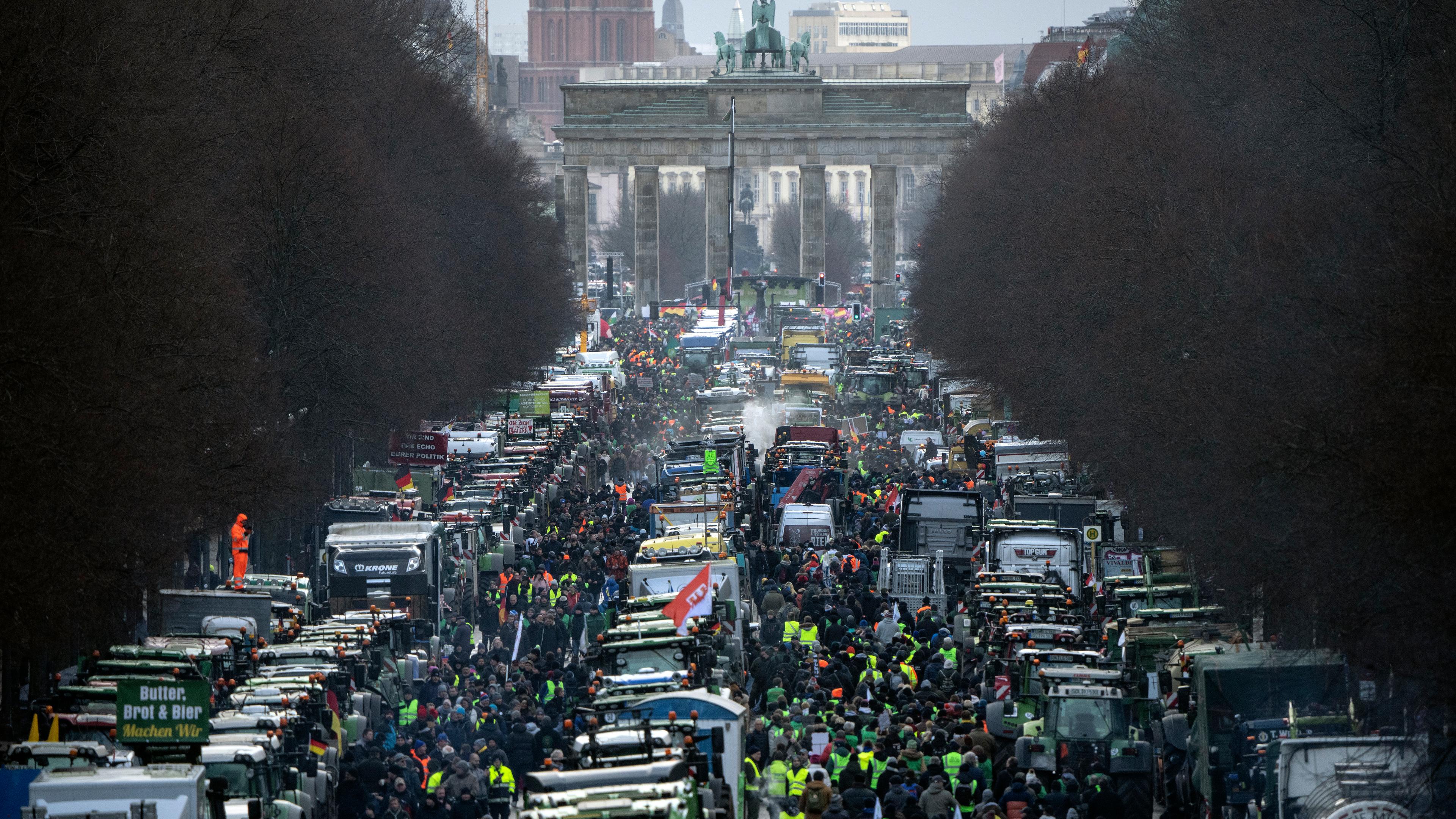Berlin: Traktoren und LKWs stehen in mehreren Reihen am Brandenburger Tor