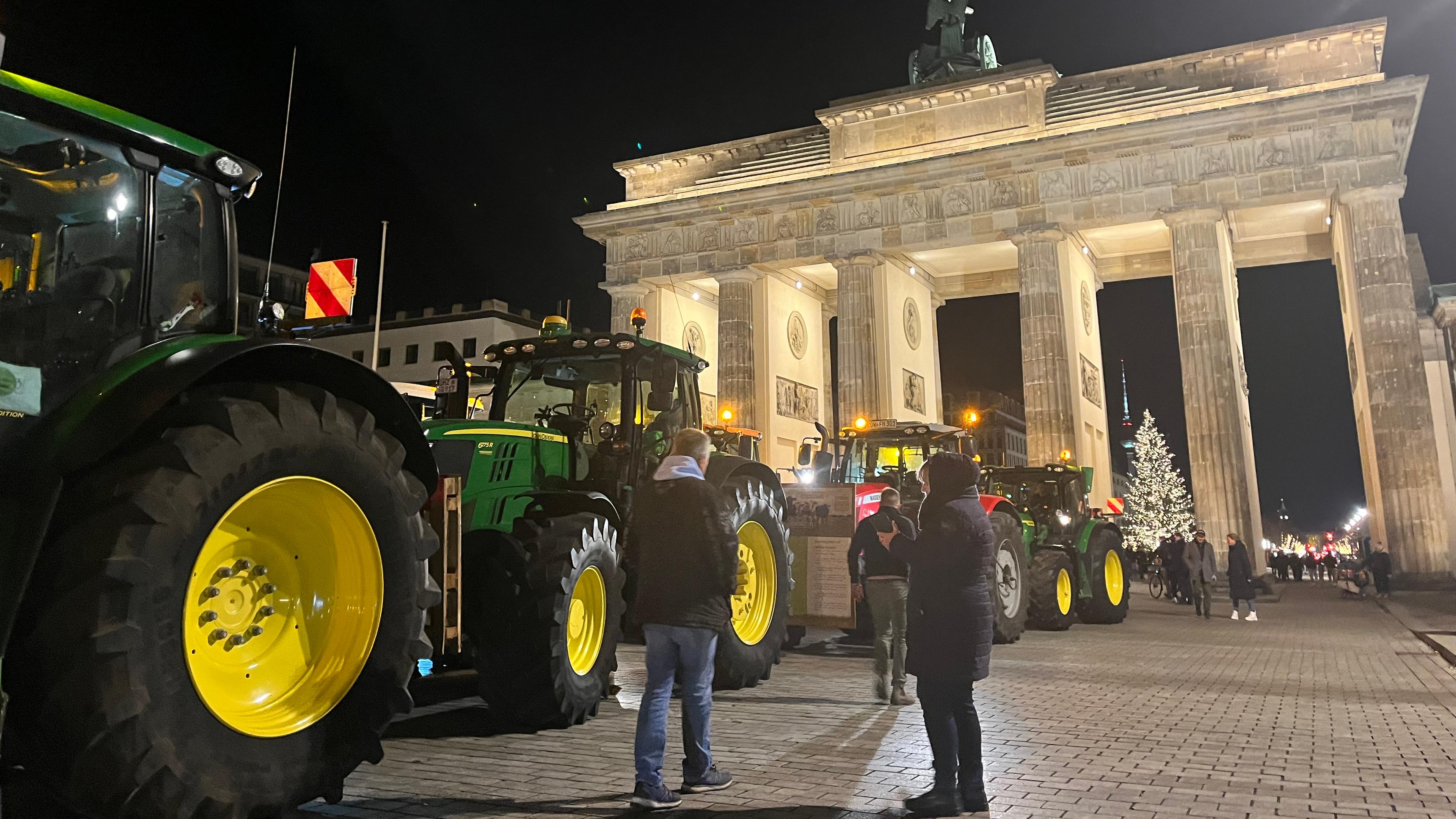 Bauern demonstrieren mit Traktoren vor dem Brandenburger Tor, Berlin am 17.12.2023.