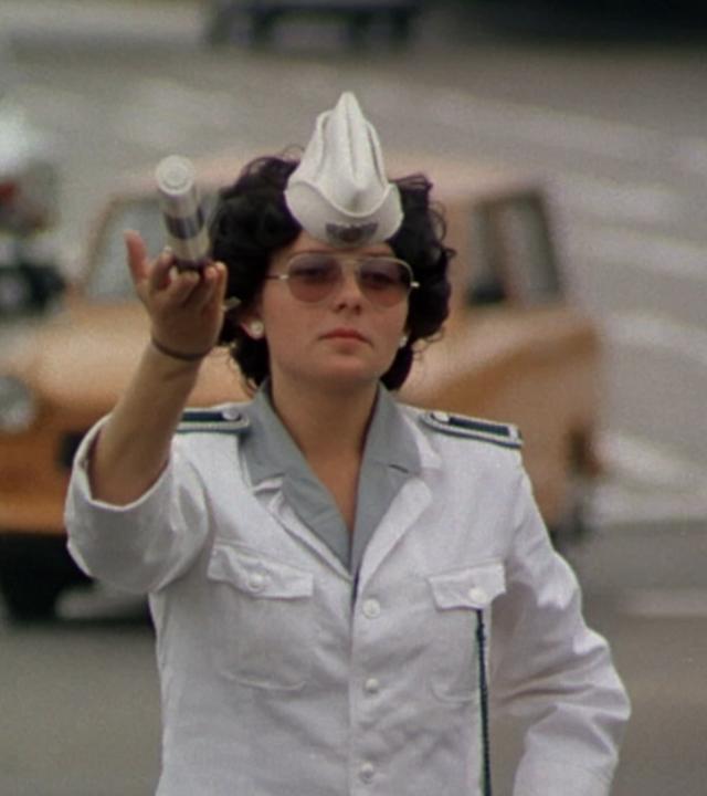 "Berlin, Berlin - Kripo, Vopo, Freund und Helfer": Polizistin in Ost-Berlin, zirka 1980, regelt auf der Straße den Verkehr.