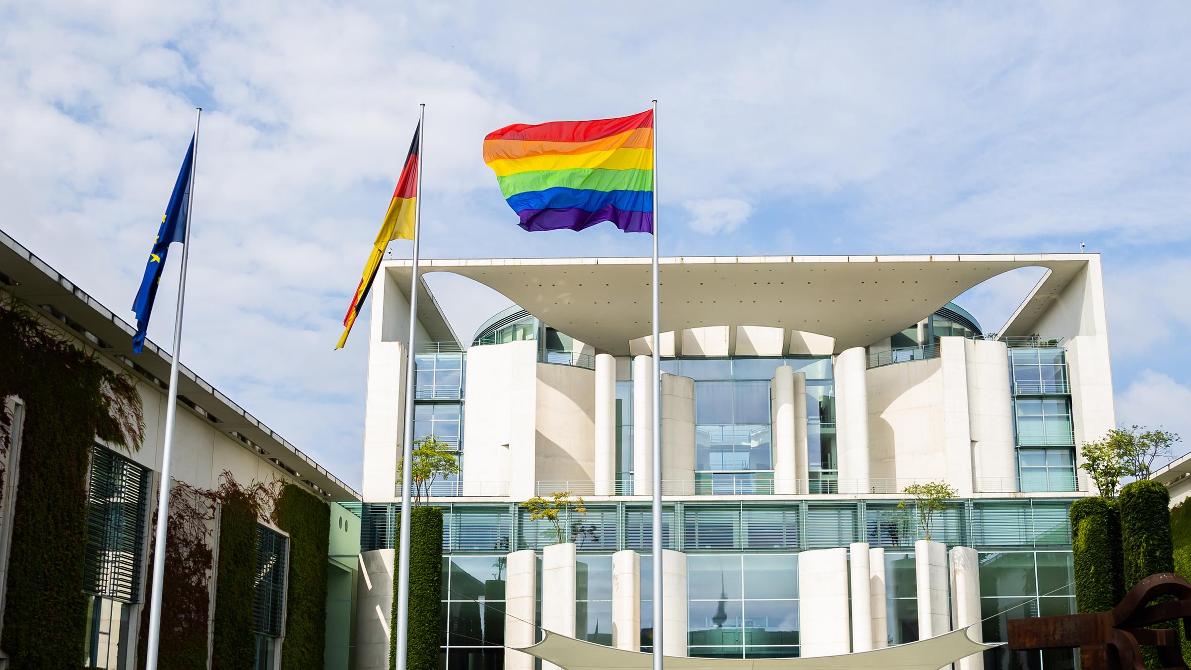 Berlin: Die Regenbogenfahne weht anlässlich des Berliner Christopher Street Day (CSD) am Bundeskanzleramt.