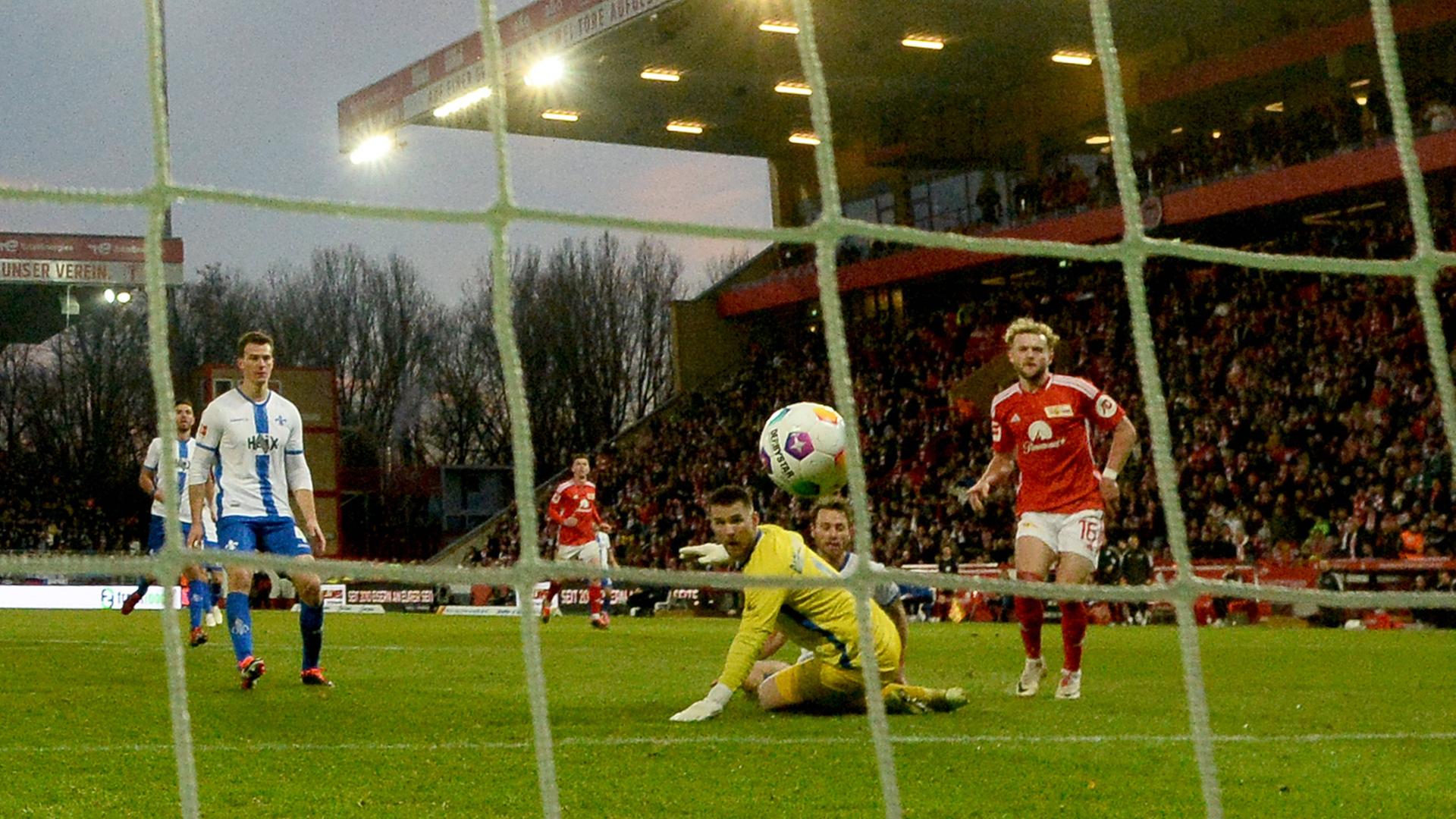 Benedict Hollerbach (r., 1. FC Union) erzielt das Tor zum 1:0 gegen Torwart Marcel Schuhen (SV Darmstadt 98).