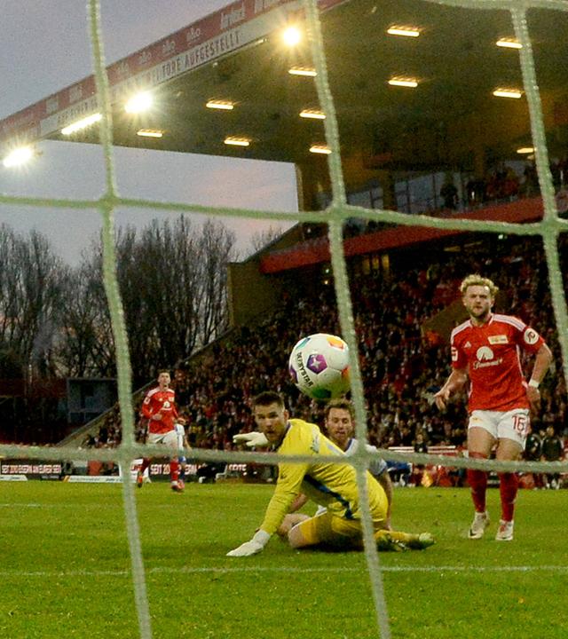 Benedict Hollerbach (r., 1. FC Union) erzielt das Tor zum 1:0 gegen Torwart Marcel Schuhen (SV Darmstadt 98).