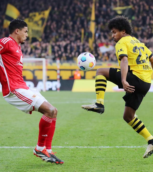 Danilho Doekhi (Union Berlin) und Karim Adeyemi (Borussia Dortmund) im Zweikampf um den Ball.