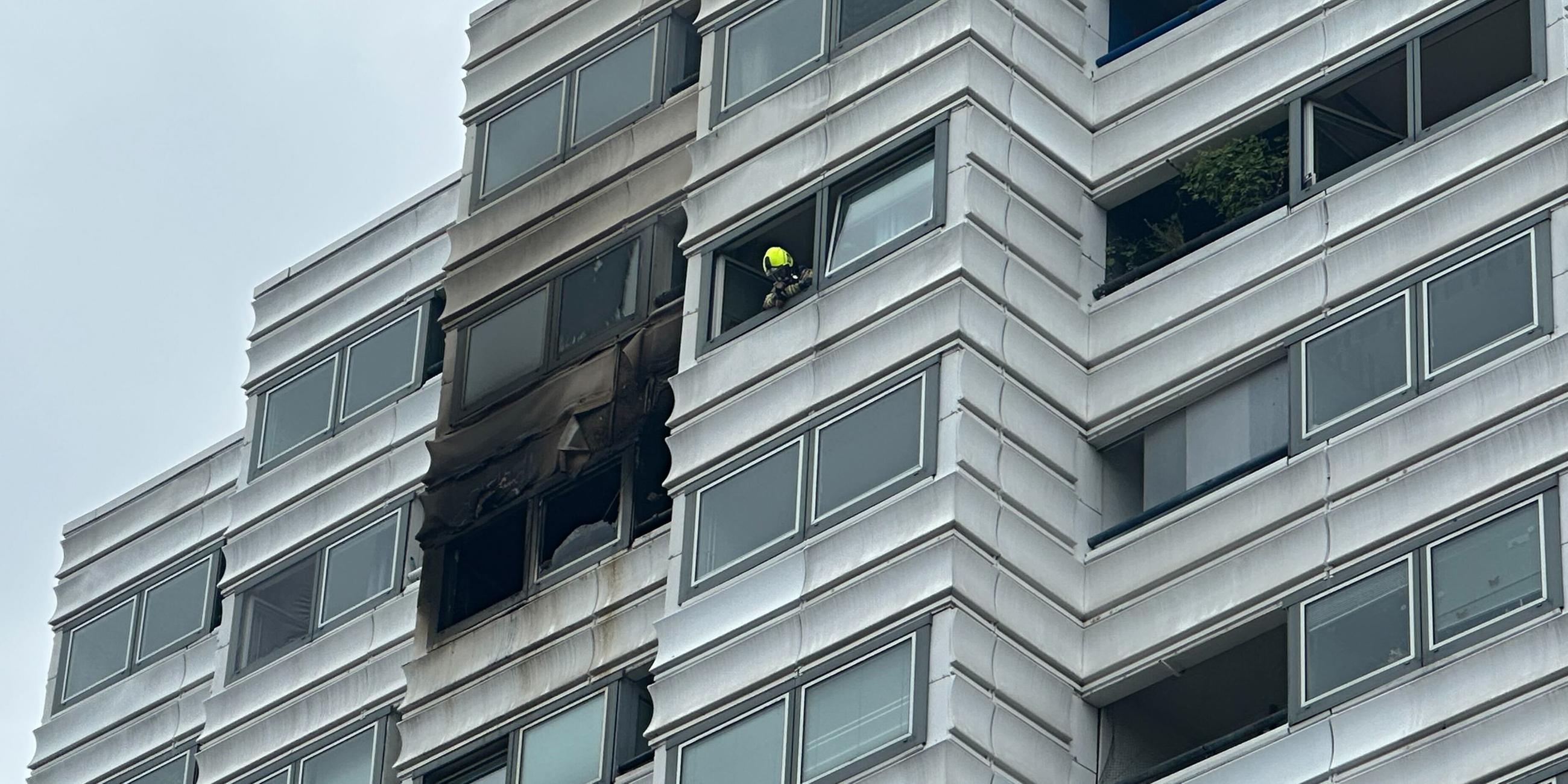In einem Hochhaus in Berlin sind die Spuren eines Brandes zu sehen. (28.07.2023)