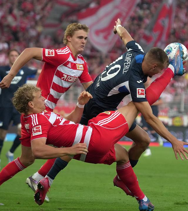 Leopold Querfeld (Union Berlin), Tom Rothe (Union Berlin), Tim Lemperle (Hoffenheim) kämpfen.