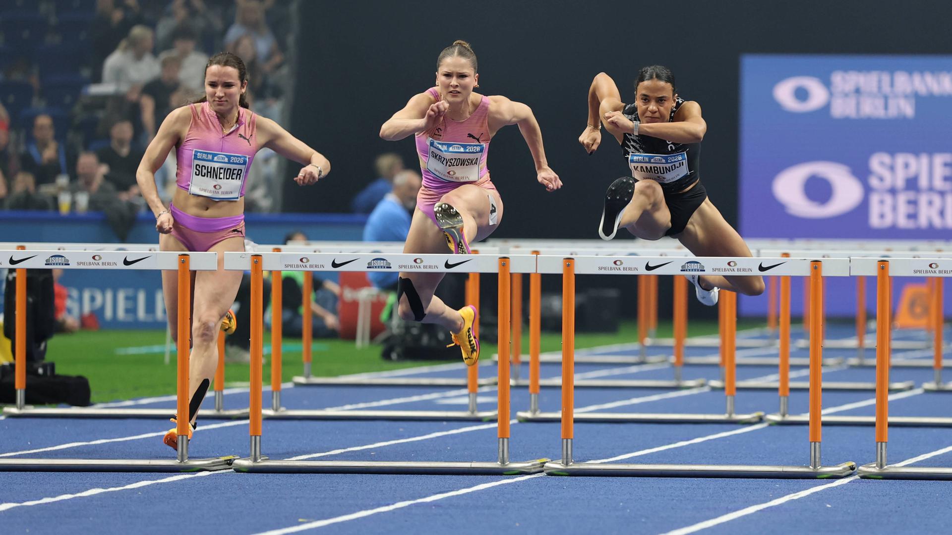 Die Hürdenläuferinnen Pia Skrzyszowska, Rosina Schneider und Ditaji Kambundji beim Hürdenlauf beim Internationalen Stadionfest in Berlin