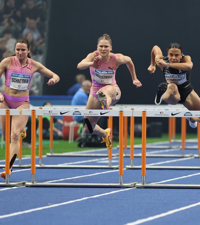 Die Hürdenläuferinnen Pia Skrzyszowska, Rosina Schneider und Ditaji Kambundji beim Hürdenlauf beim Internationalen Stadionfest in Berlin