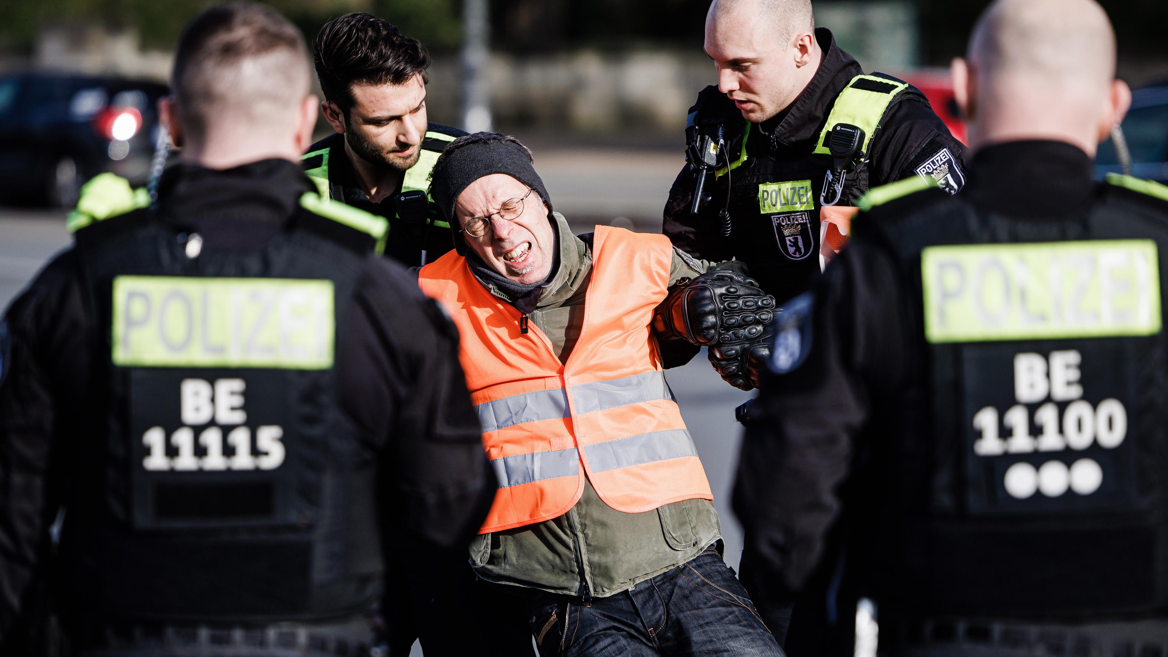 Berlin: Polizisten führen einen Klimaaktivisten der "letzten Generation" ab