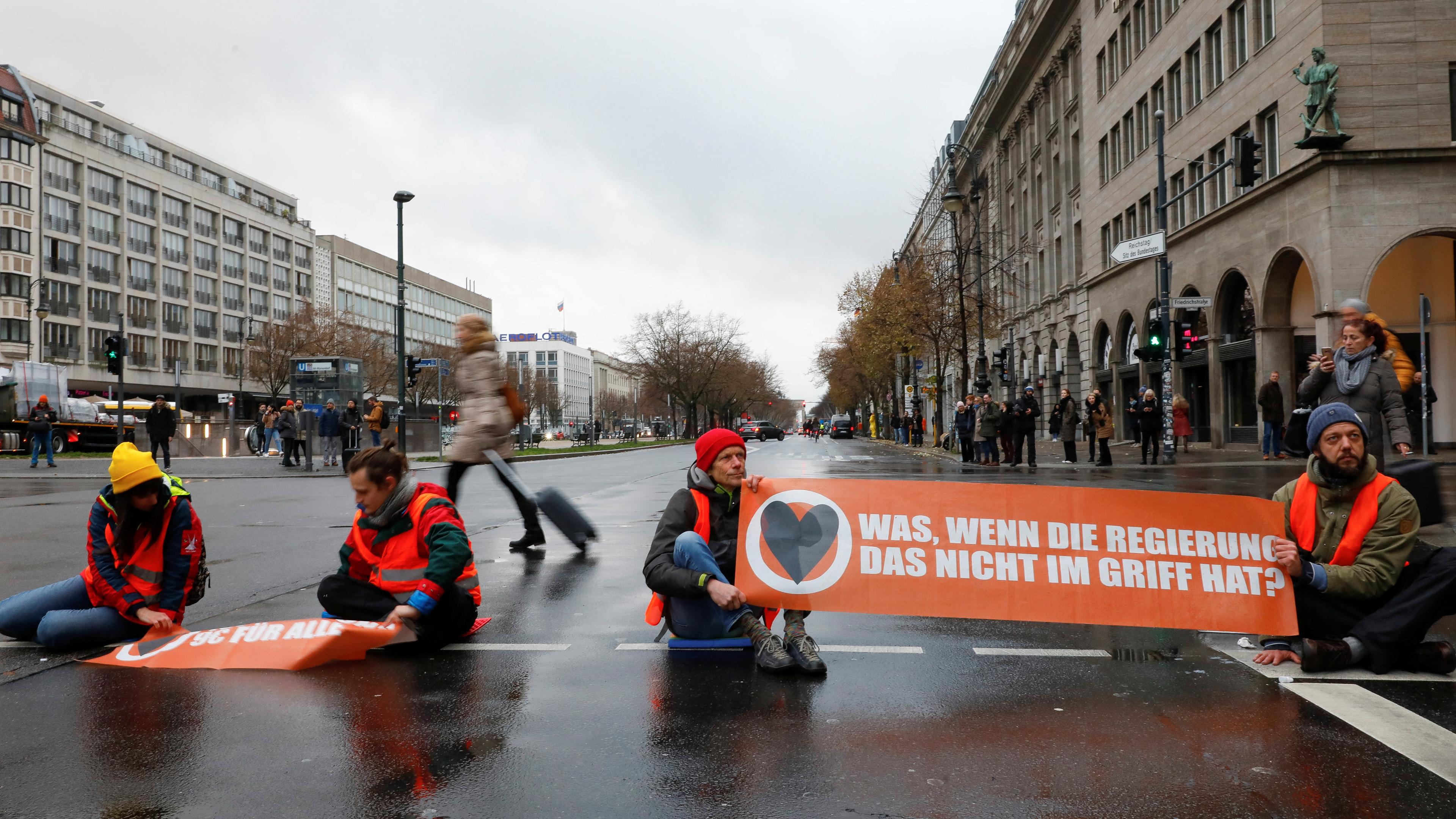 Berlin: Aktivisten der "Letzten Generation" protestieren in Berlin.