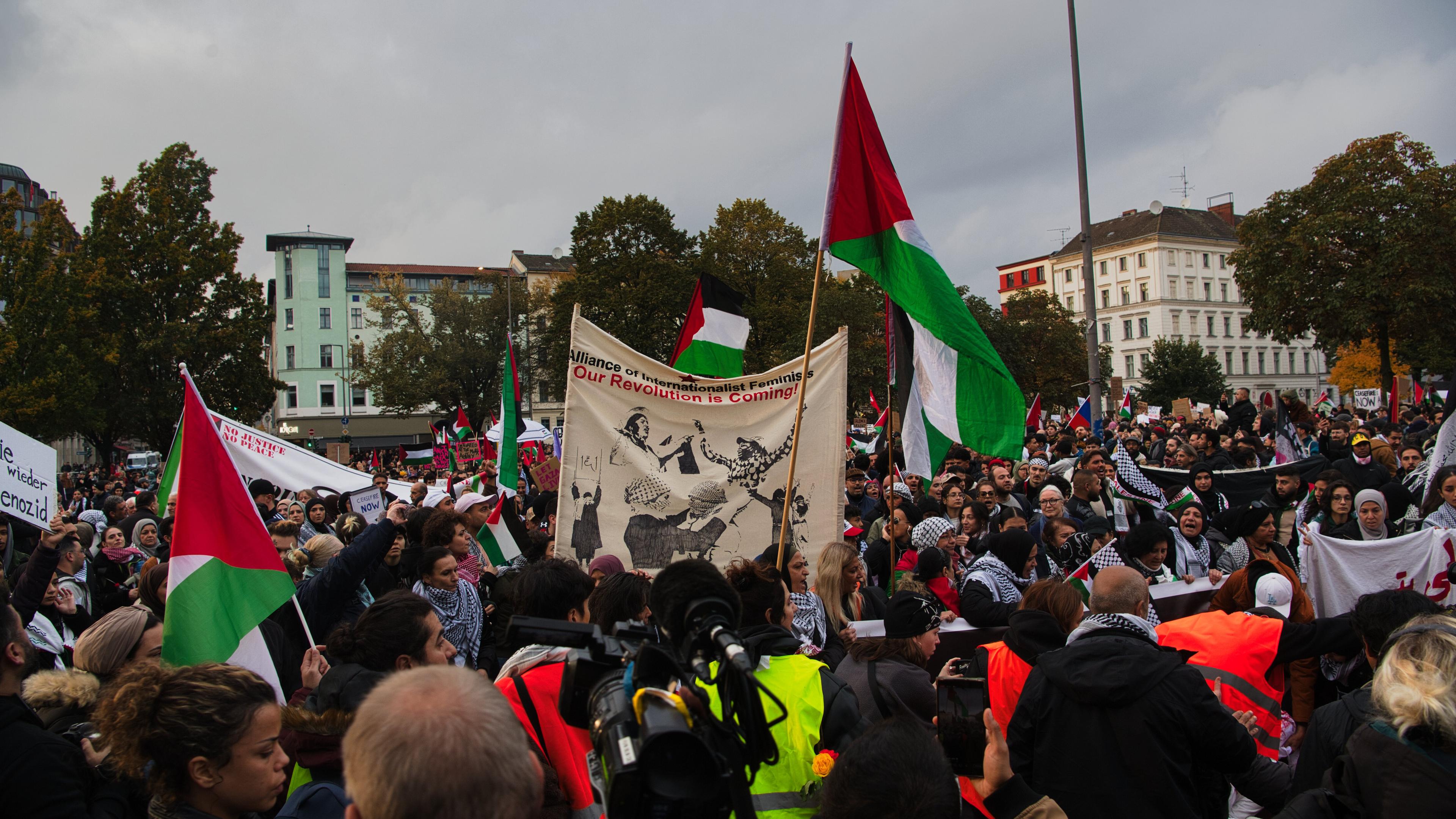 Auch in Berlin-Kreuzberg kamen laut Polizei etwa 3.000 Teilnehmer zu einem pro-palästinensischen Protest zusammen. Kritisiert wurde unter anderem die Bundesregierung, weil diese Israel unterstützt.
