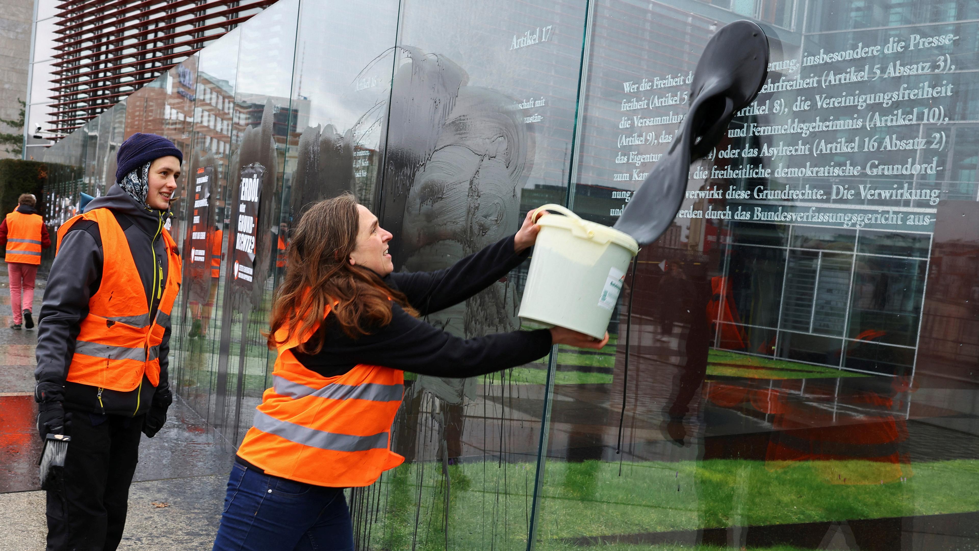 Klimaaktivisten der Gruppe "Letzte Generation" beschmieren das Denkmal "Grundgesetz 49" in Berlin, aufgenommen am 04.03.2023