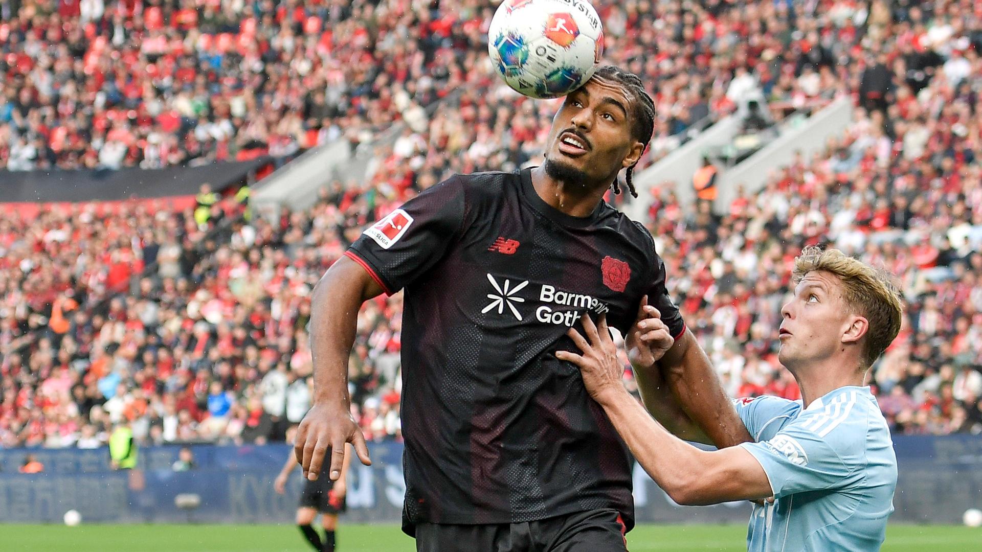 Loic Badé (Leverkusen 5) und András Schäfer (Berlin 13) kämpfen.