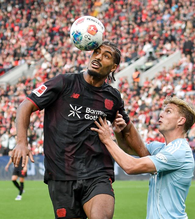 Loic Badé (Leverkusen 5) und András Schäfer (Berlin 13) kämpfen.