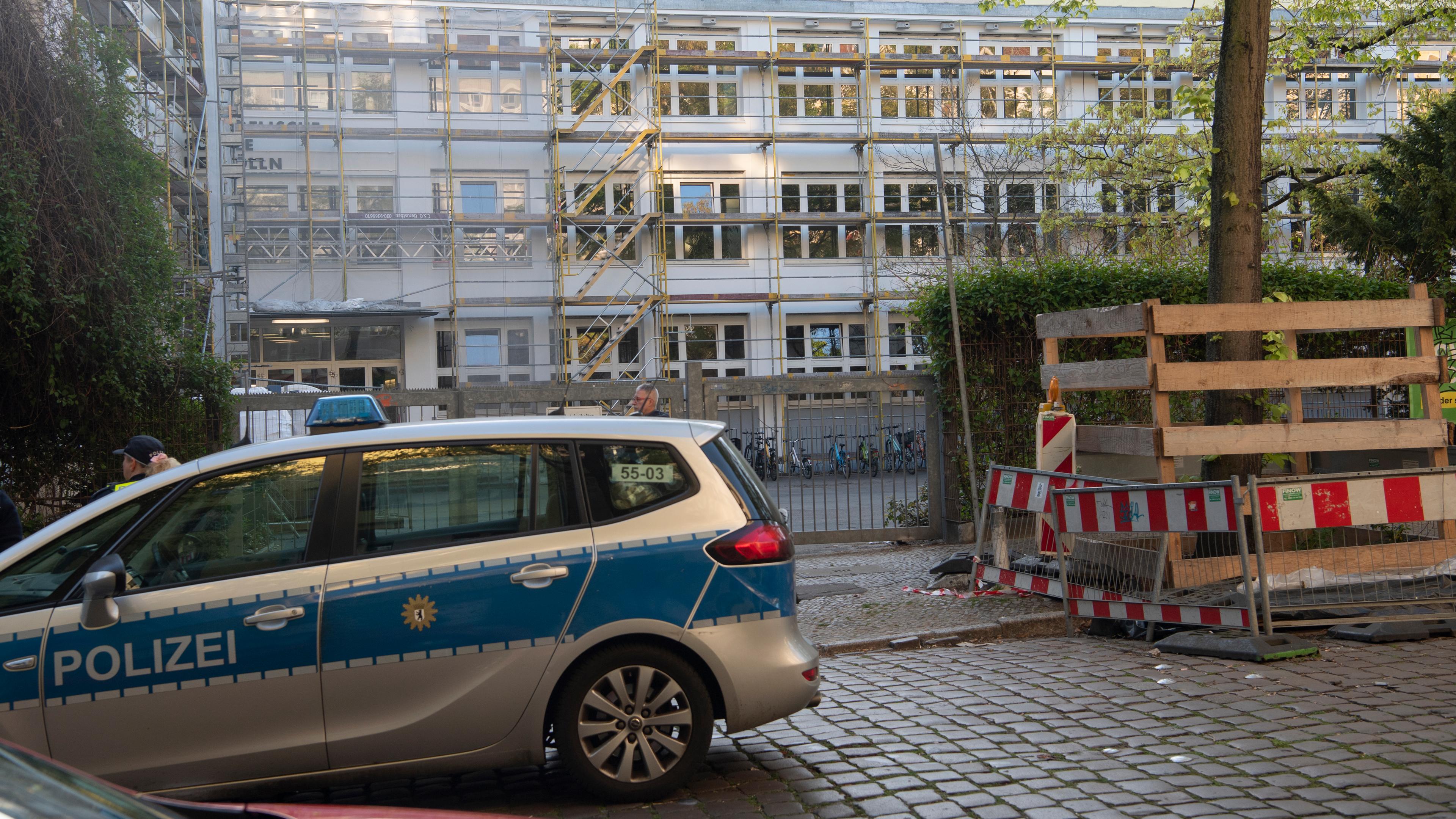Berlin: Ein Polizeiwagen steht am frühen Morgen vor der evangelischeb Schule Neukölln an der Mainzer Straße.