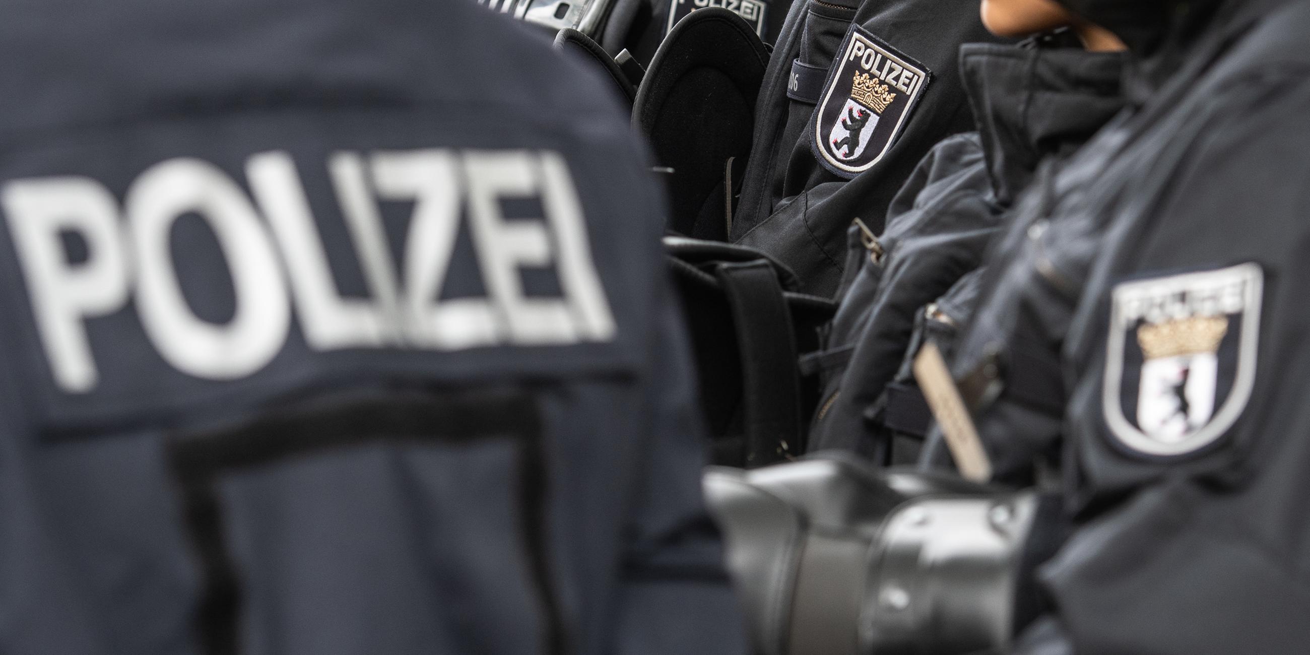 Archiv: Polizeischüler stehen am 23.09.2018 beim Tag der offenen Tür der Berliner Polizei zusammen