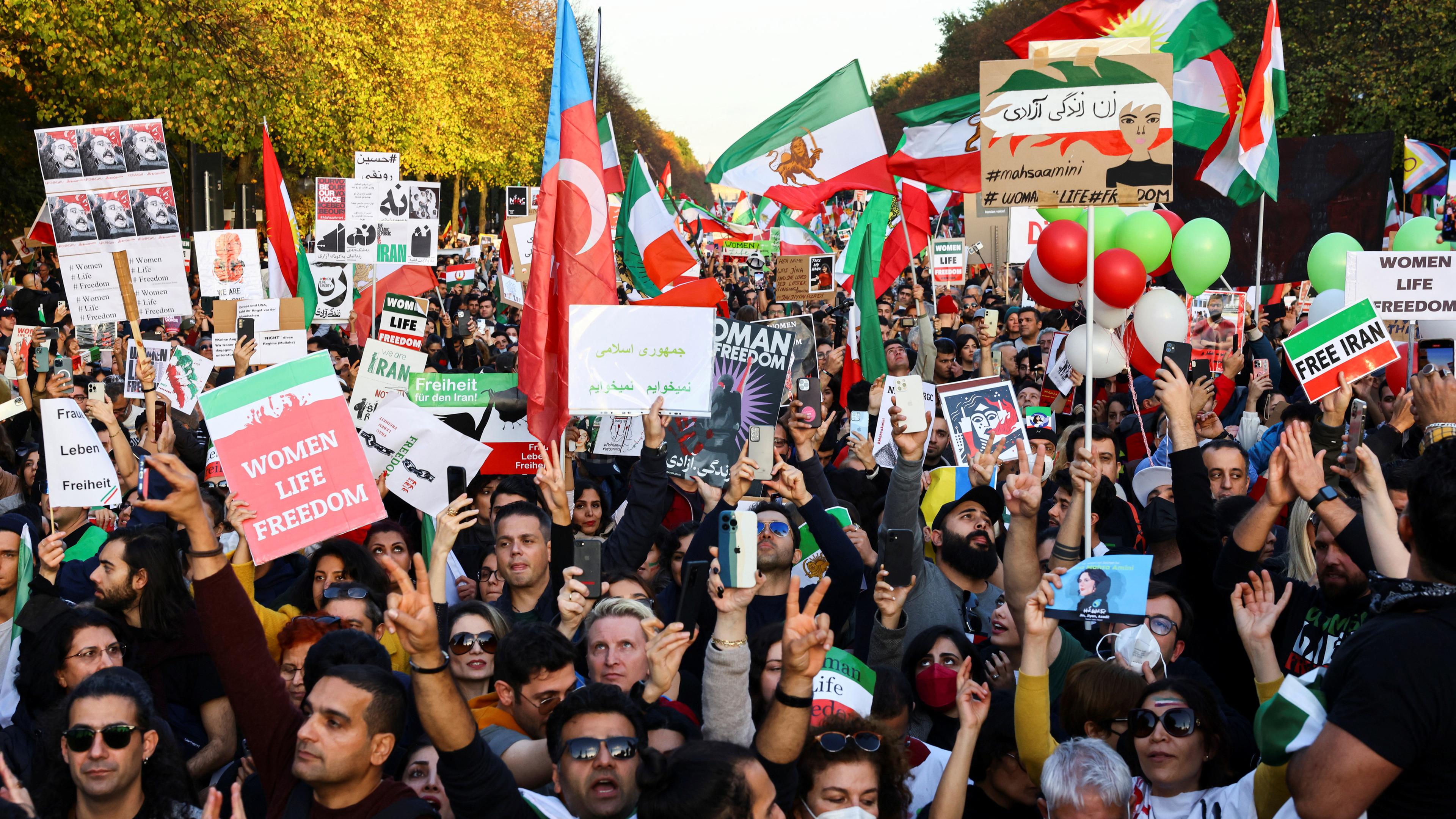 80 000 Menschen solidarisieren sich in Berlin mit Protesten im Iran